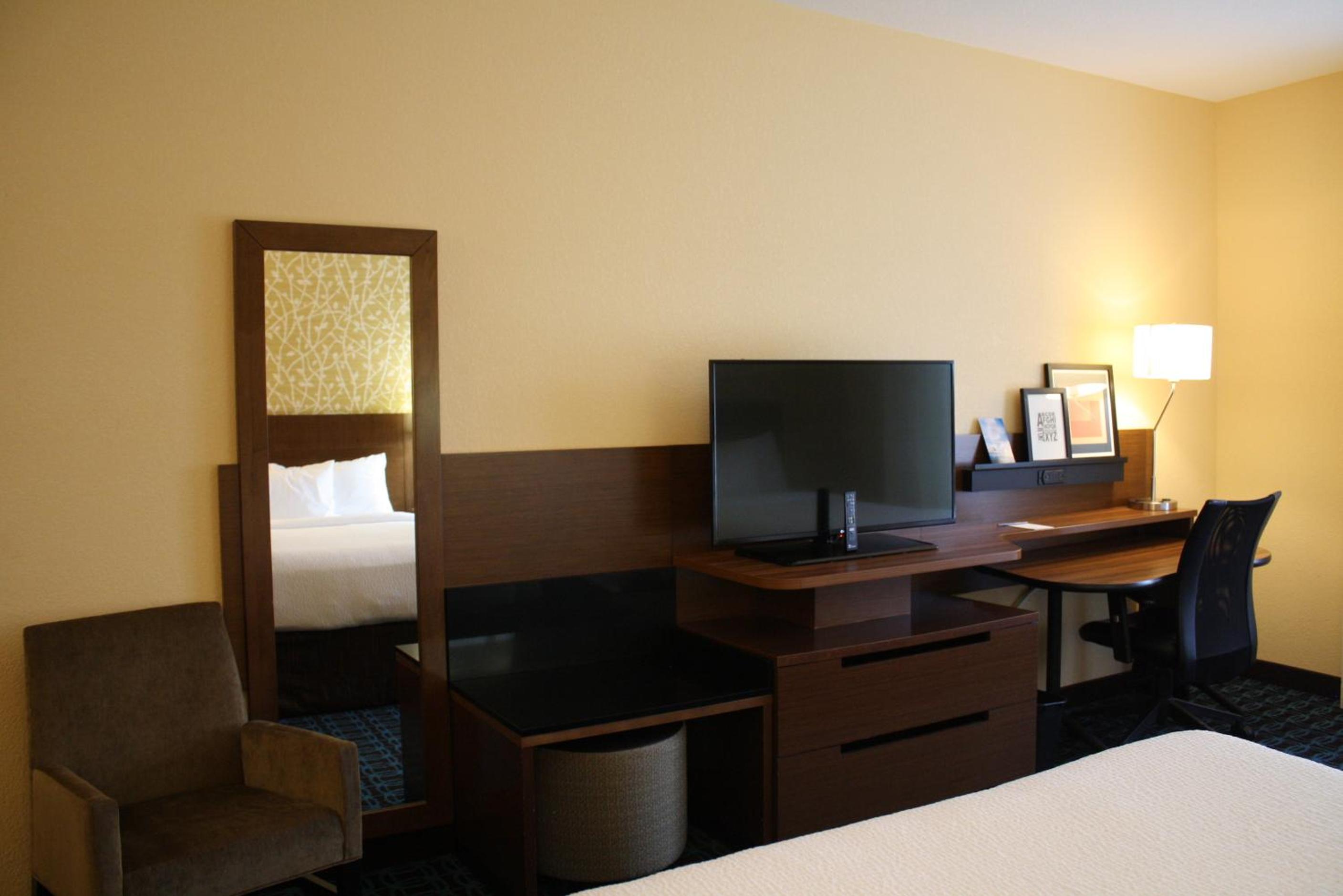 Queen Room with Two Queen Beds - Hearing Accessible photo 2