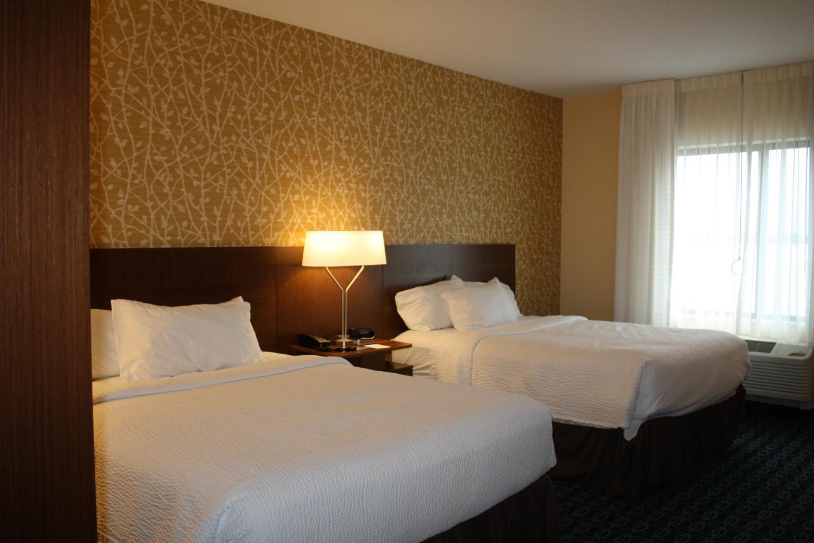 Queen Room with Two Queen Beds and Lake View - Mobility Accessible with Tub
