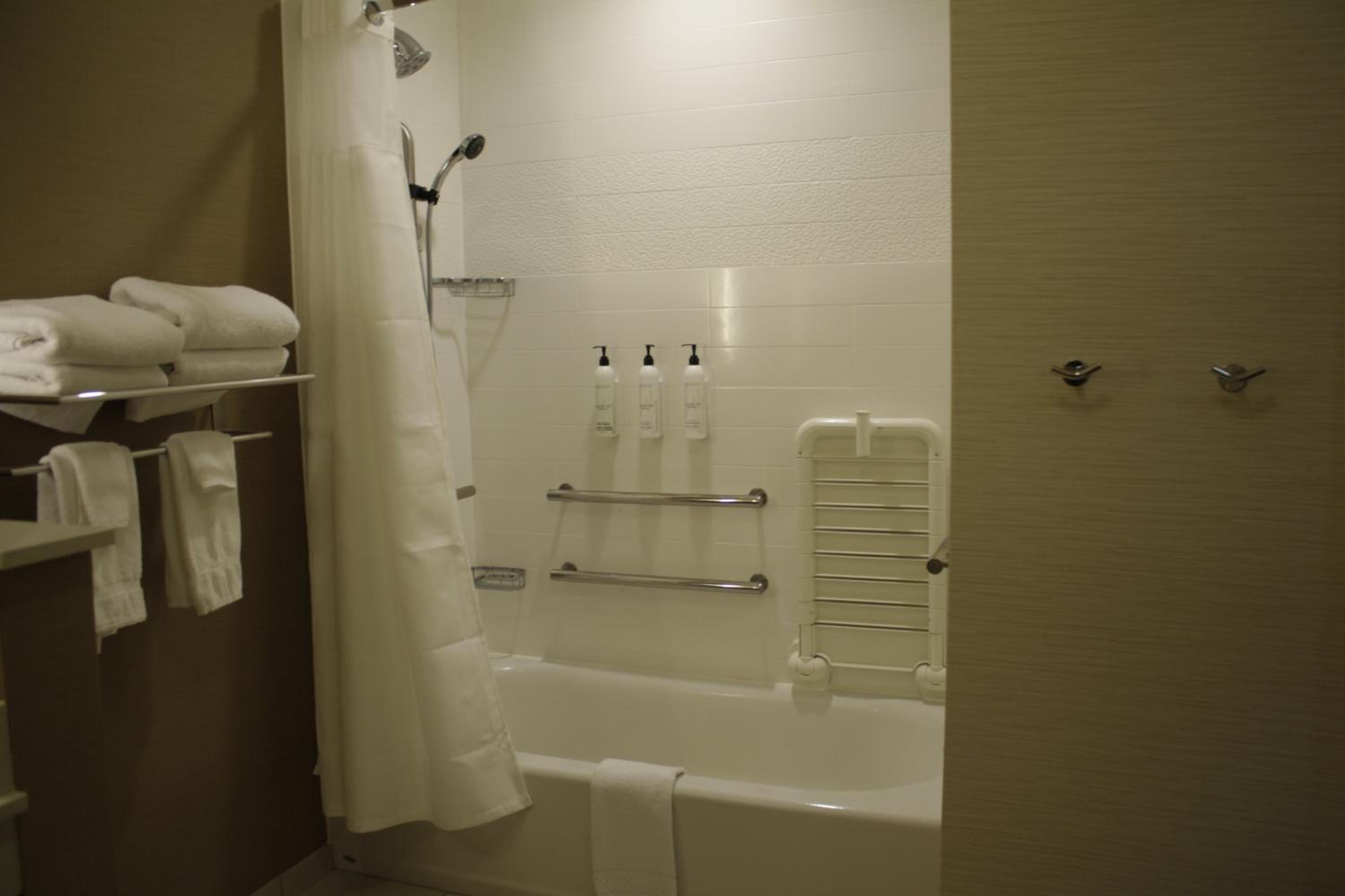 Queen Room with Two Queen Beds and Adapted Tub - Mobility Accessible