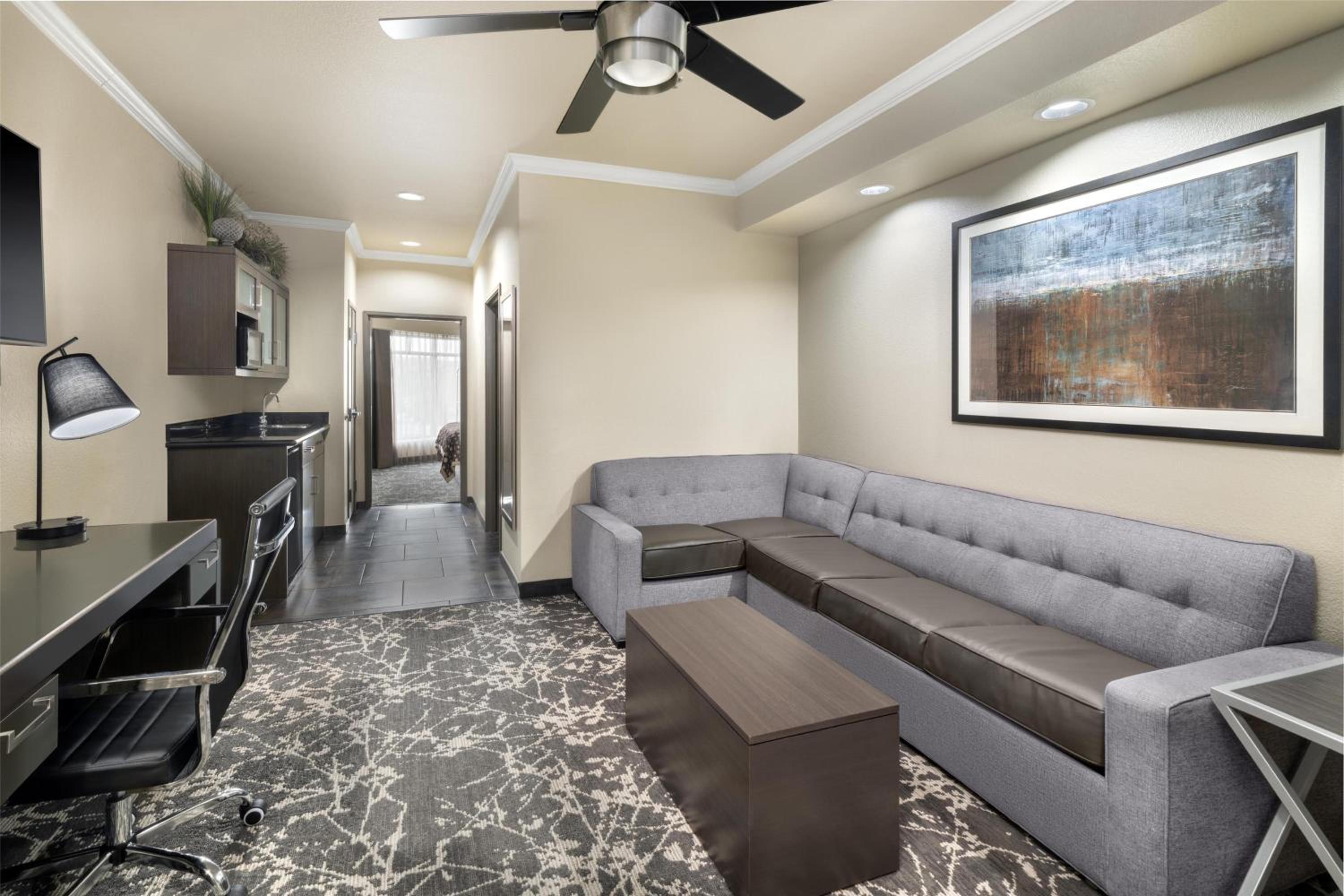 King Suite with Walk-In Shower and Sofa Bed - Disability Access/Non-Smoking - Photo 1