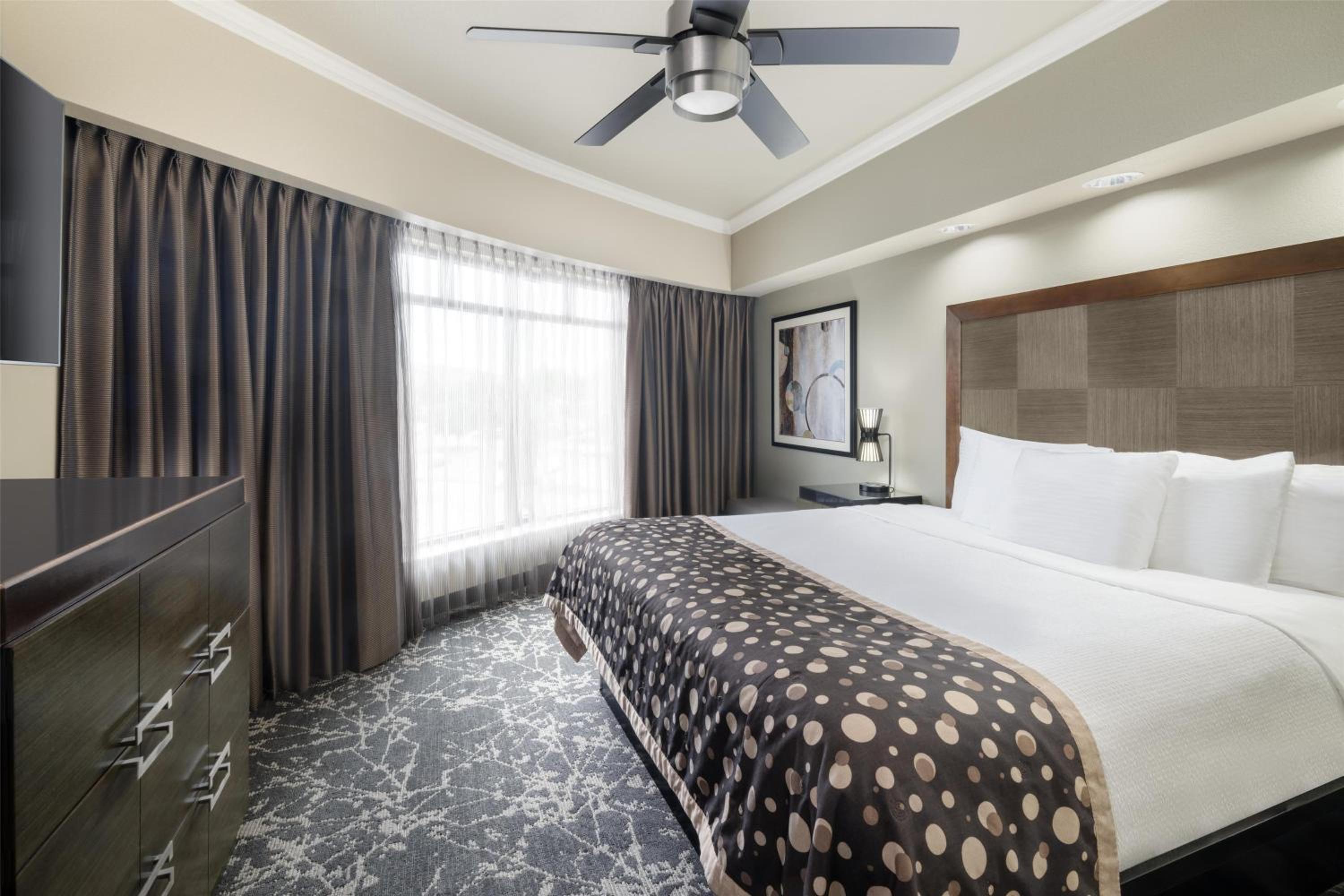 King Suite with Walk-In Shower and Sofa Bed - Disability Access/Non-Smoking - Photo 2