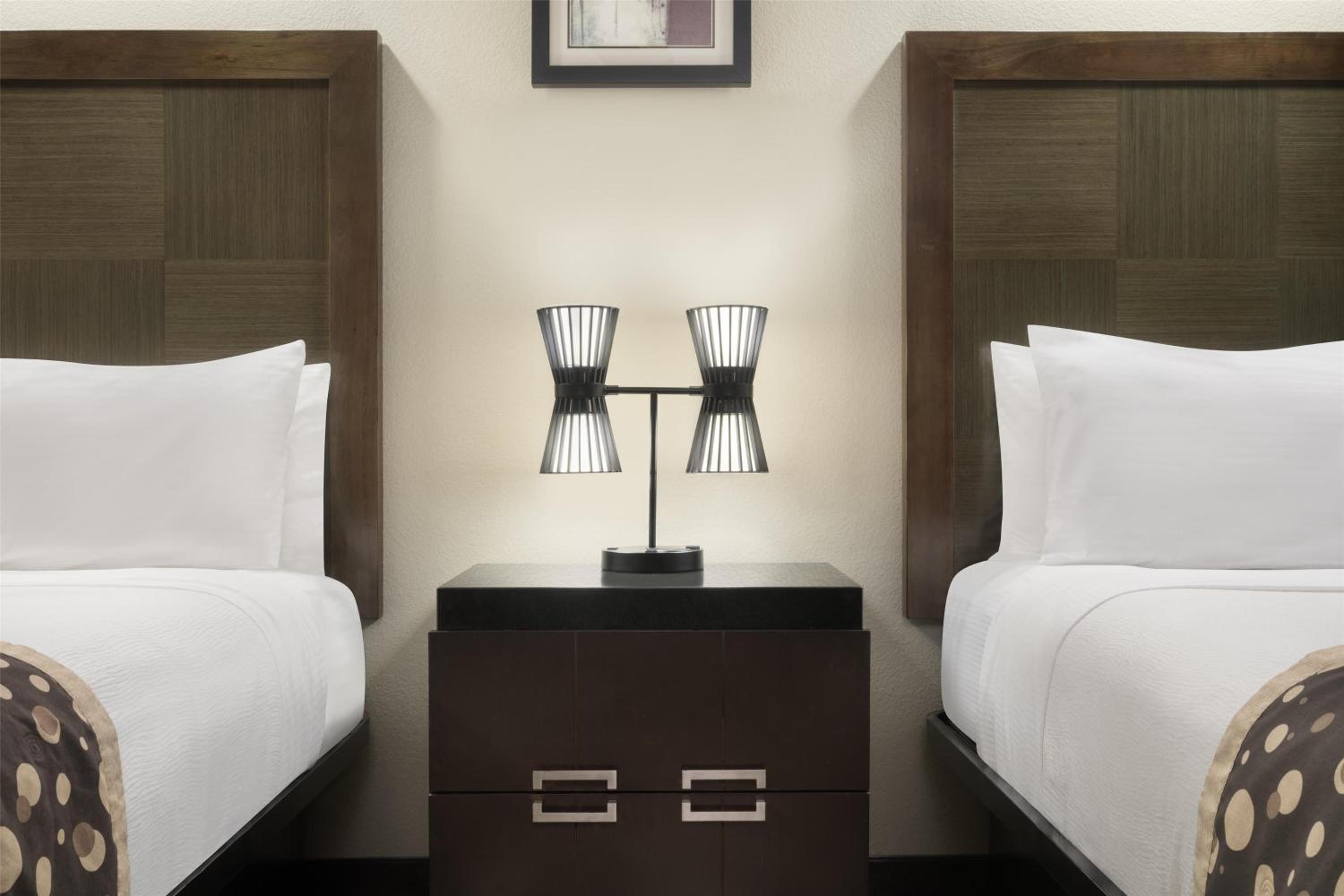 Queen Suite with Two Queen Beds, Walk-In Shower and Sofa Bed - Disability Access/Non-Smoking - Photo 2