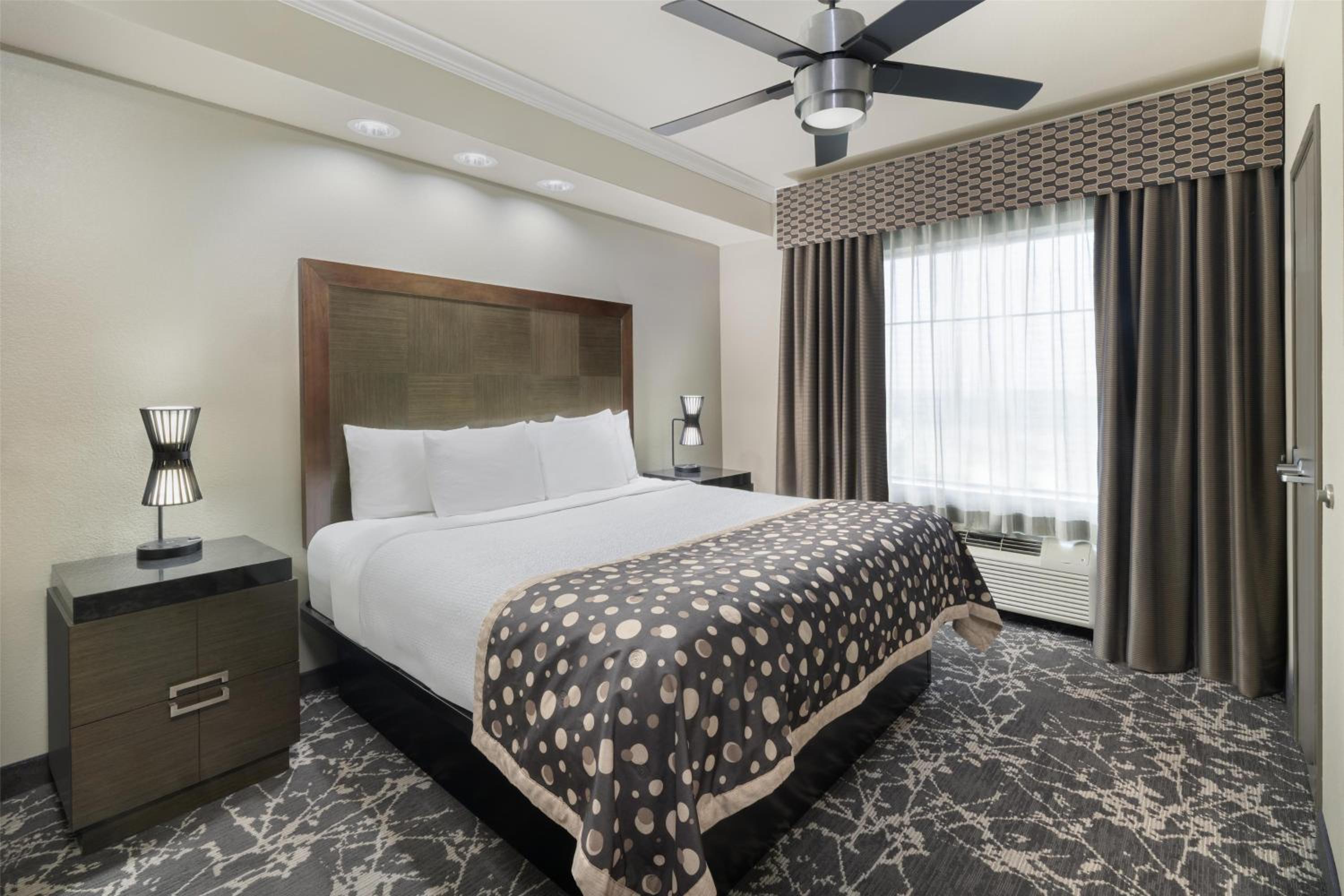 King Room with Walk-In Shower and Sofa Bed - Disability Access/Non-Smoking - Photo 2