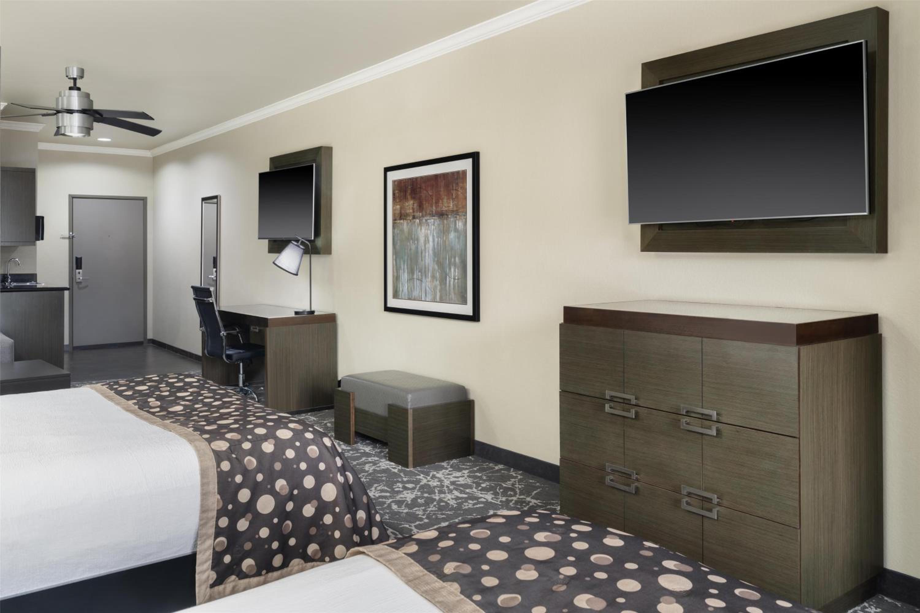 Queen Suite with Two Queen Beds, Walk-In Shower and Sofa Bed - Disability Access/Non-Smoking - Photo 3