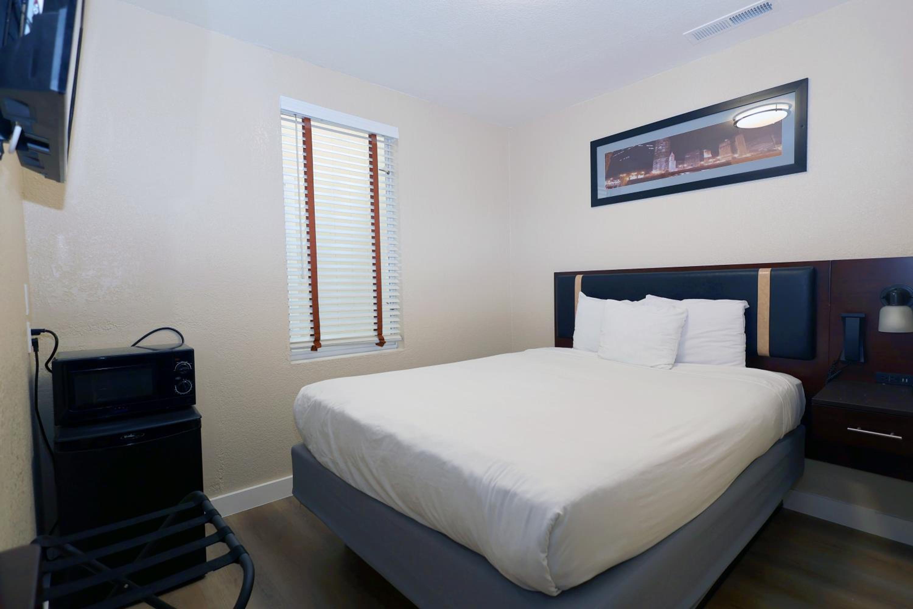 Queen Room Interior  photo 1