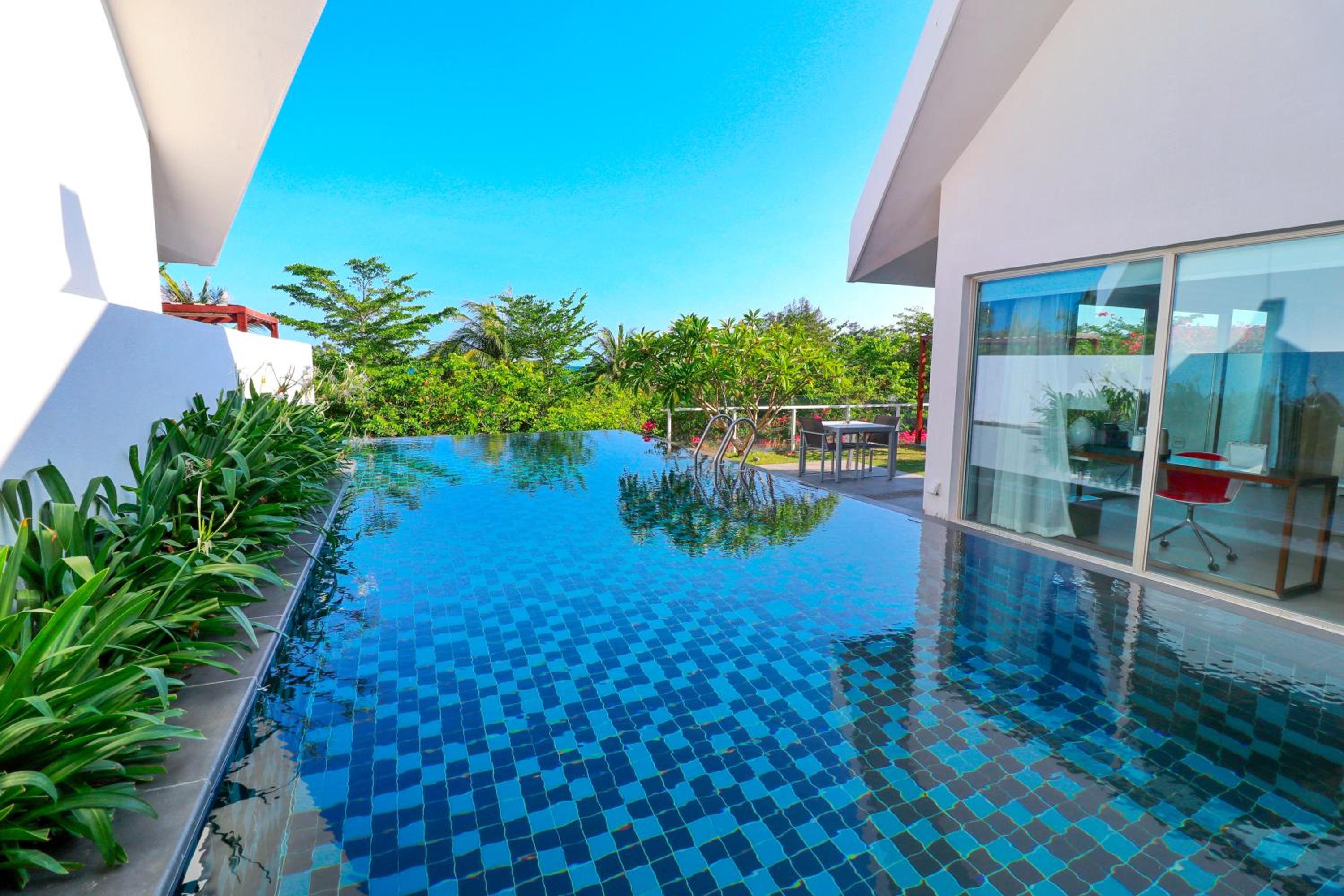 Villa with Garden View