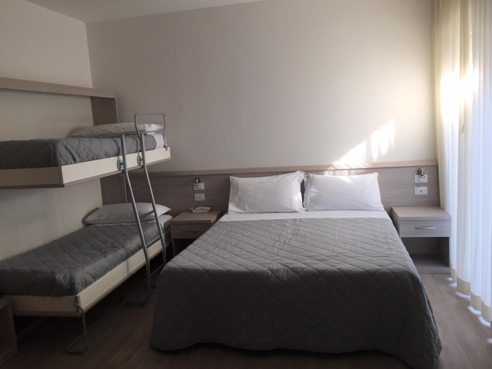 Quadruple Room with Private Bathroom photo 2