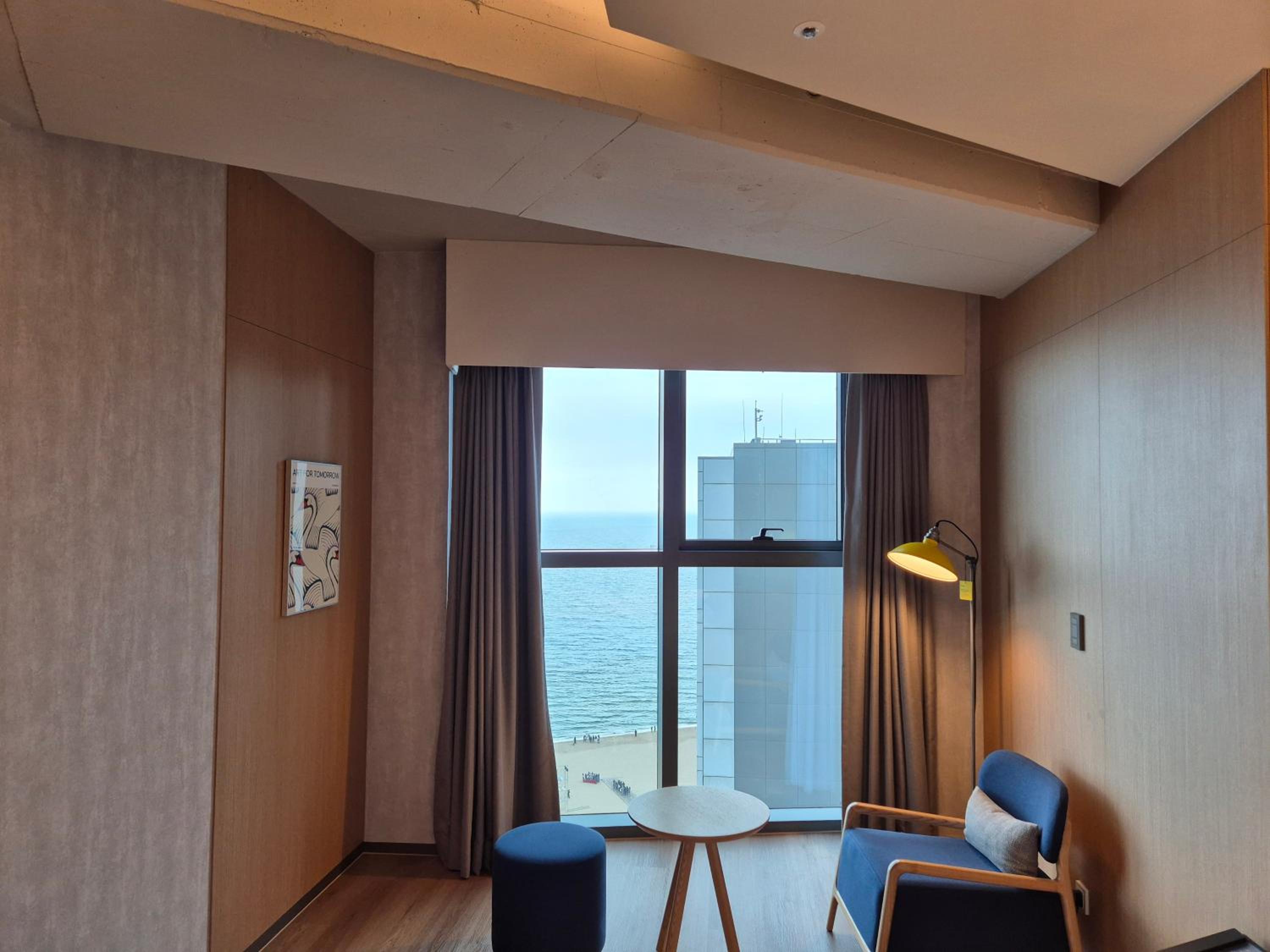 Superior King Side Ocean View (10F - 19F)