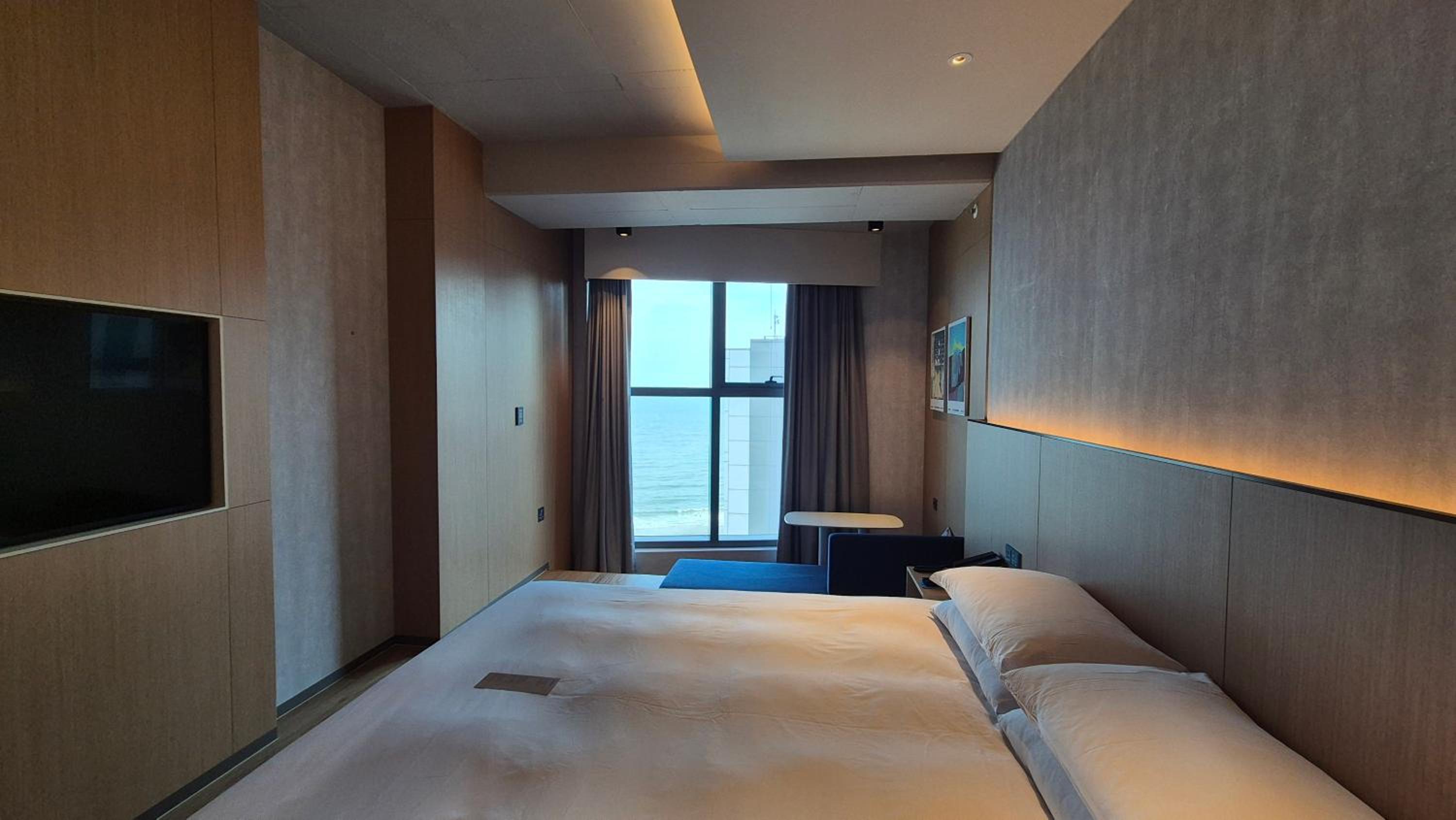 Superior King Side Ocean View (10F - 19F) photo 3