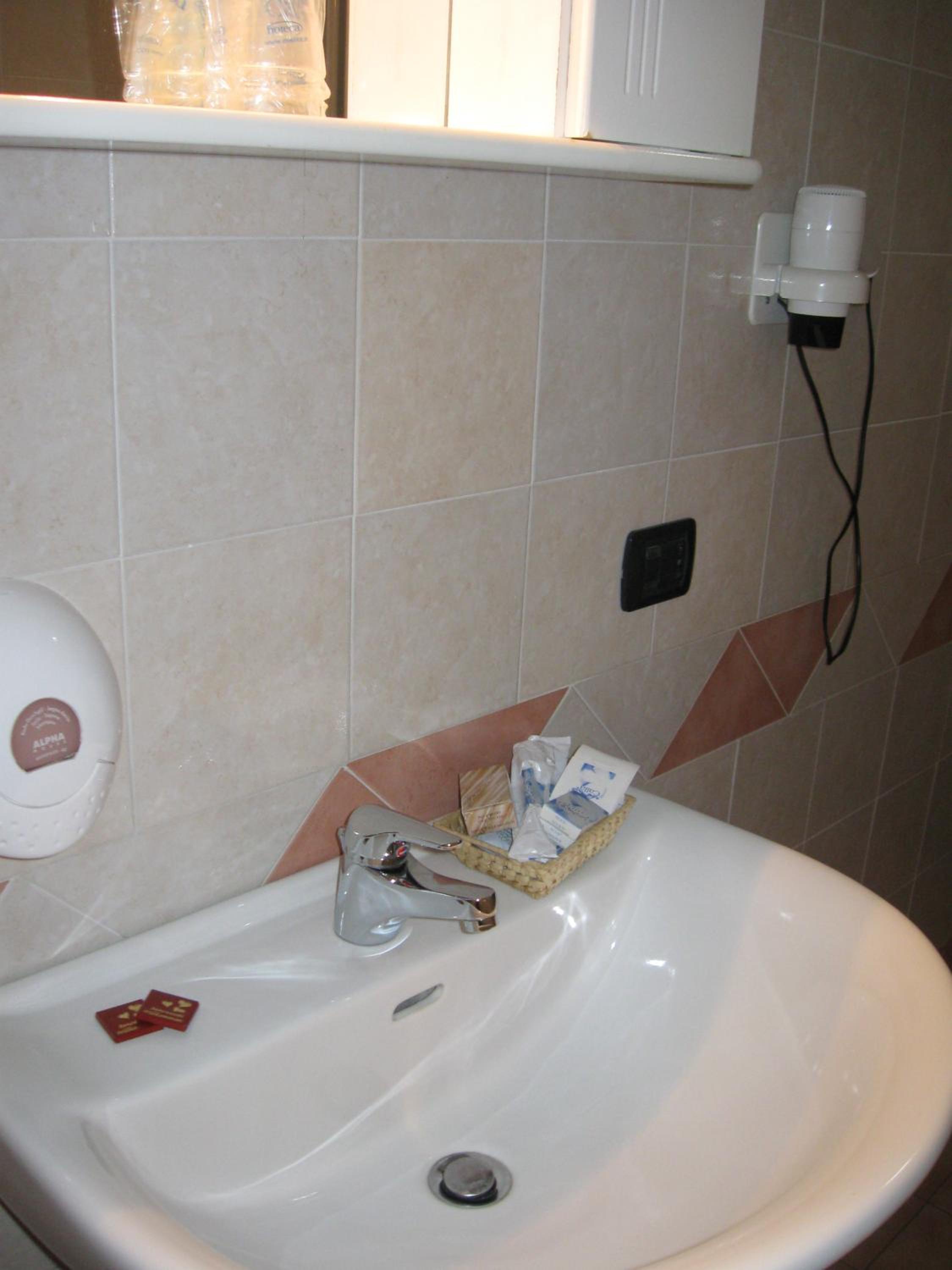 Double or Twin Room - Photo 3