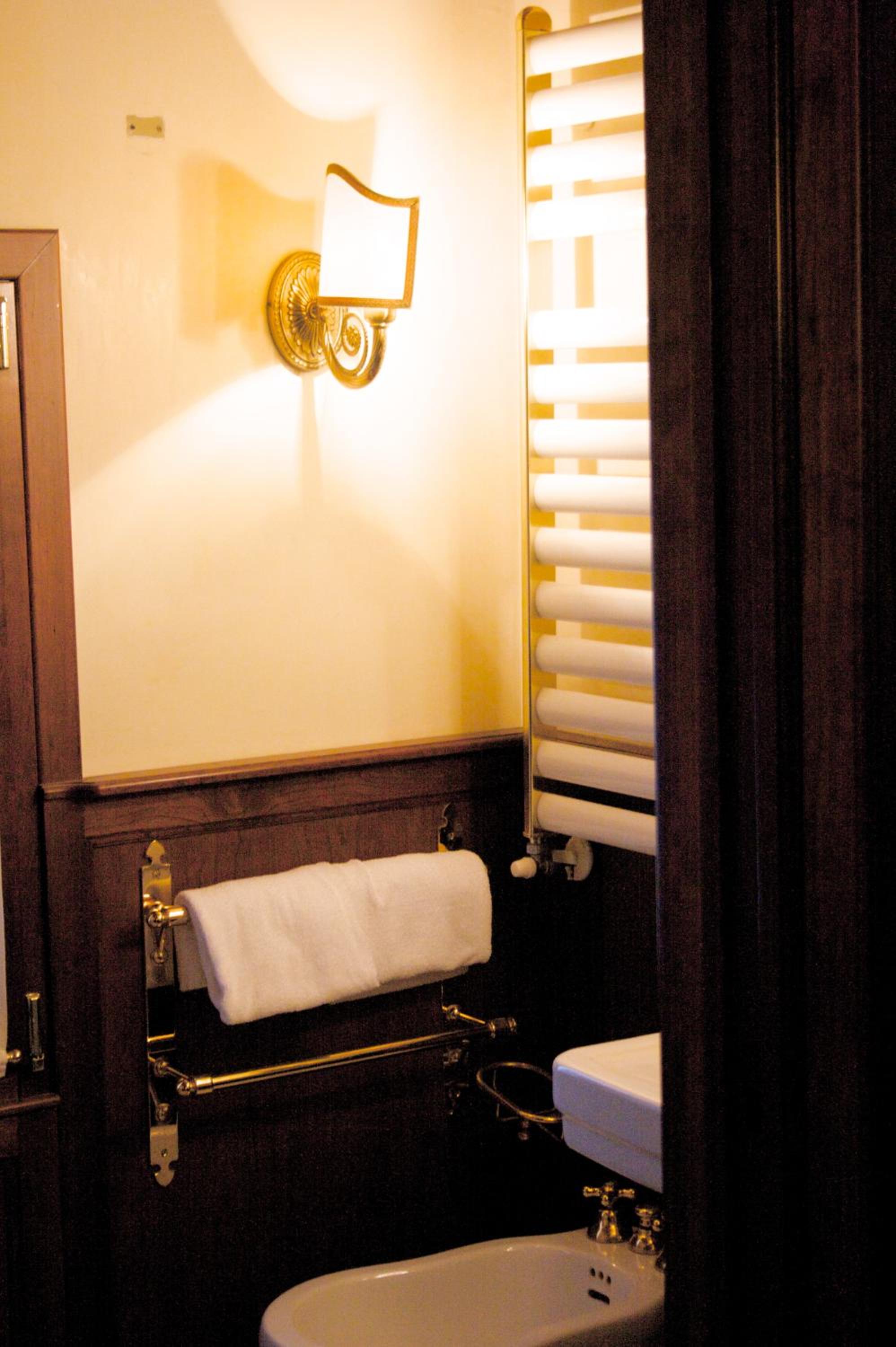 Twin Room with Private Bathroom photo 3