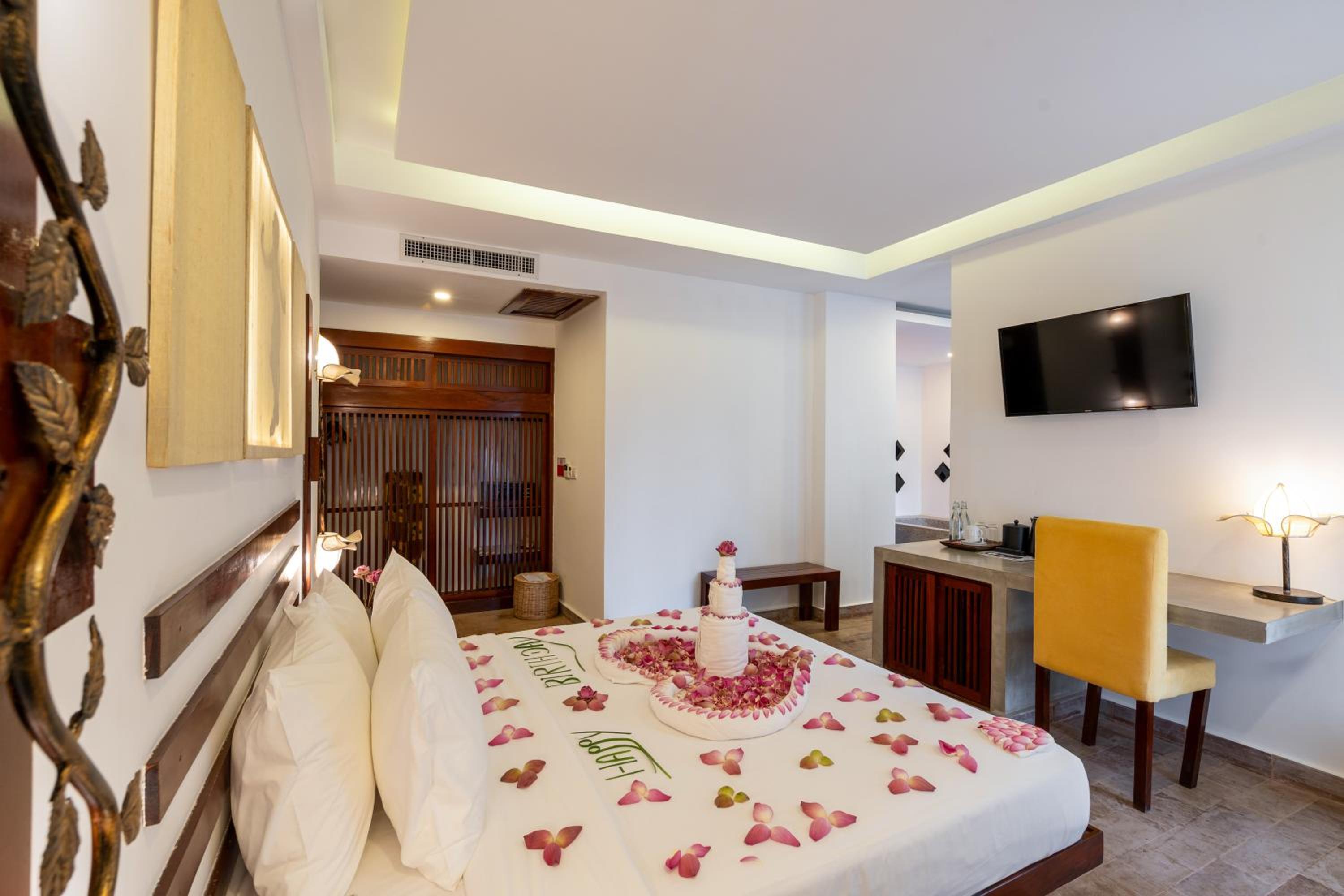 King Suite with Pool View