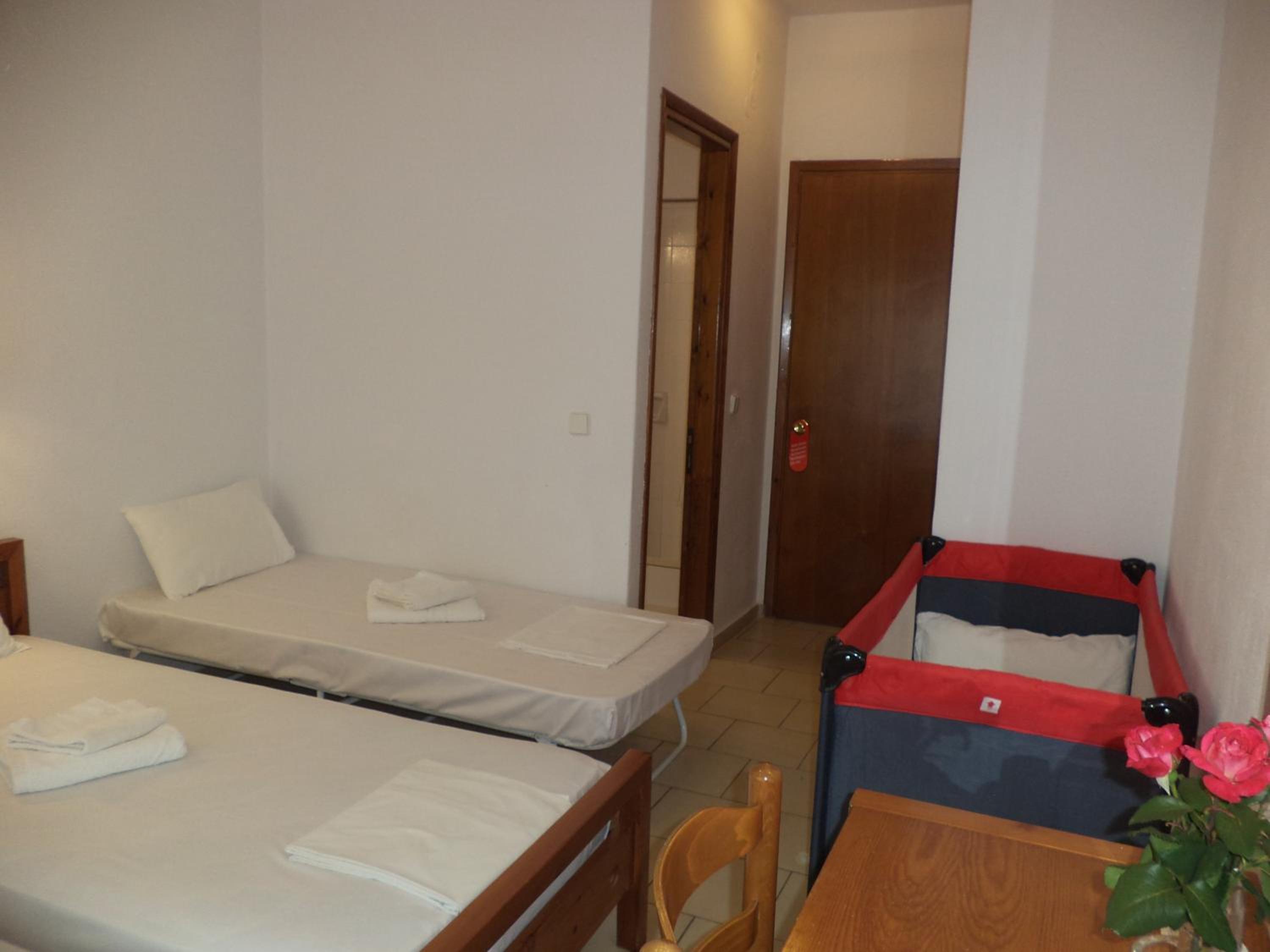 Standard Twin Room (2-3 Adults) - Photo 8