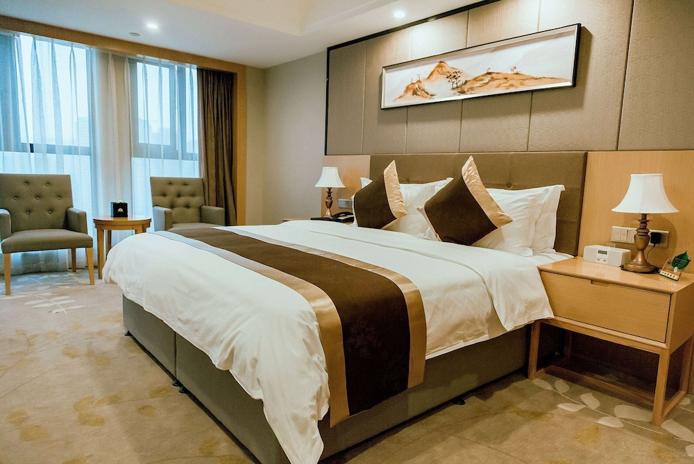 Deluxe Room, 1 King Bed, Smoking (Mahjong)