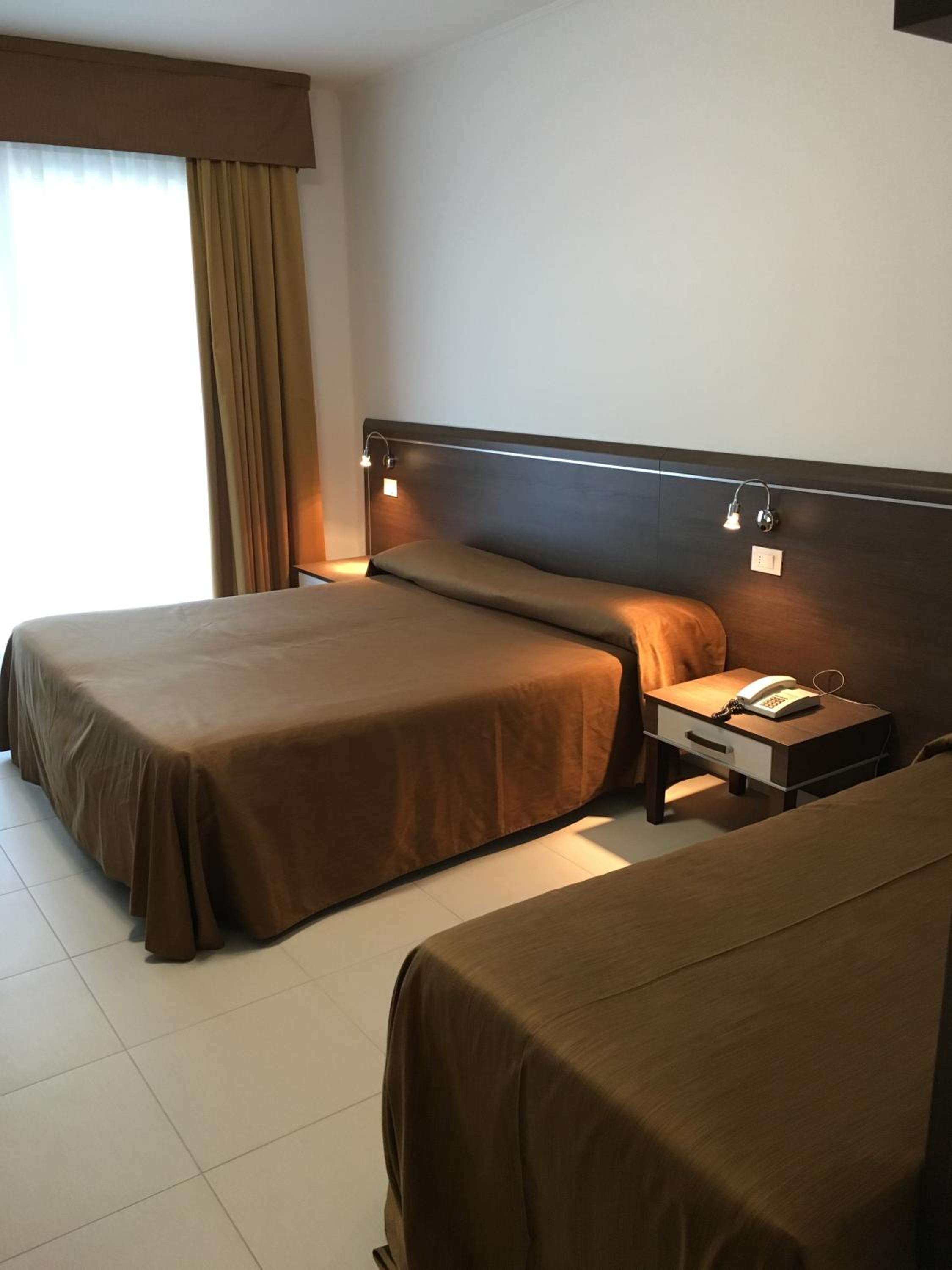 Deluxe Triple Room - Photo 1