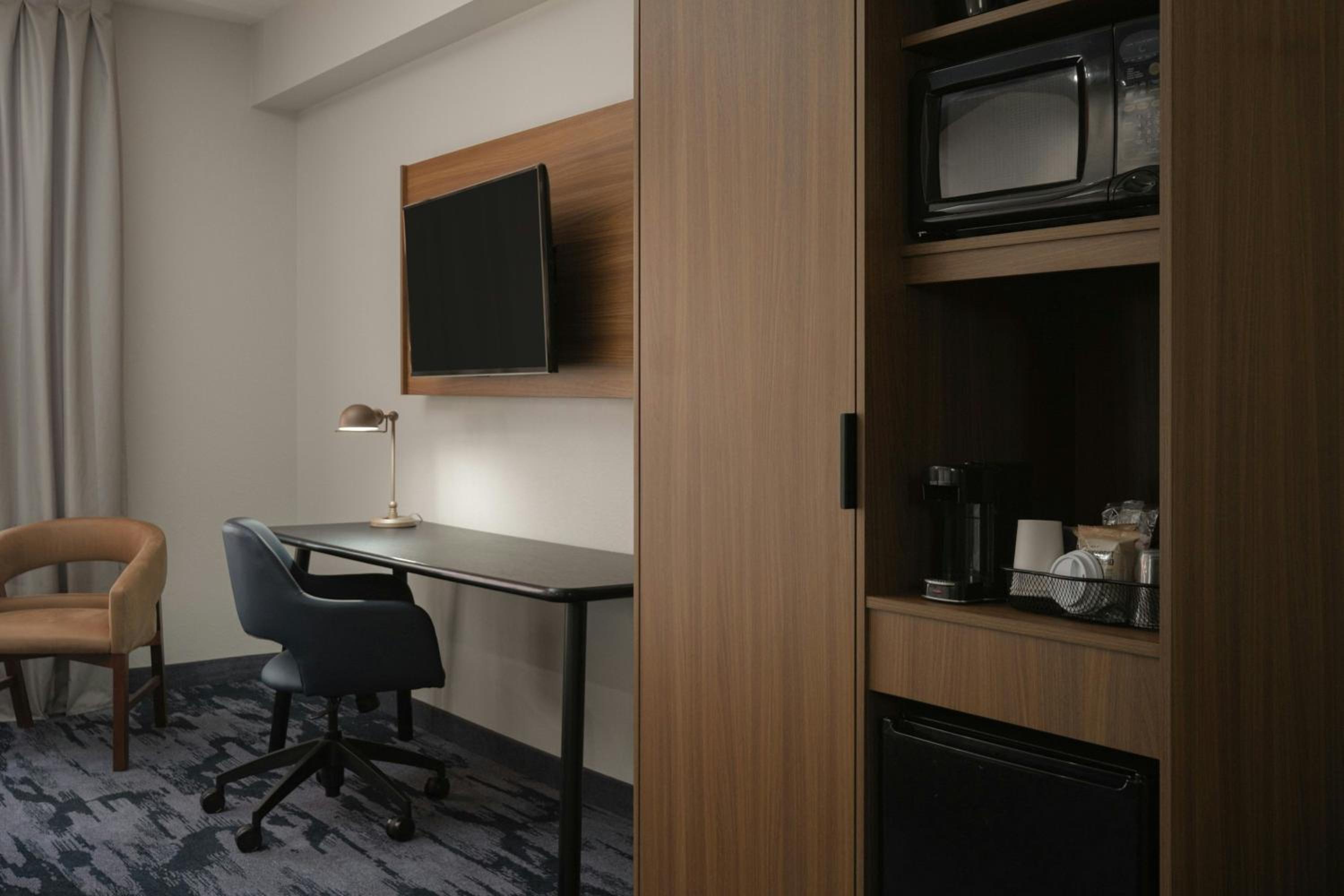 One-Bedroom Studio Suite with Two Queen Beds - Photo 20
