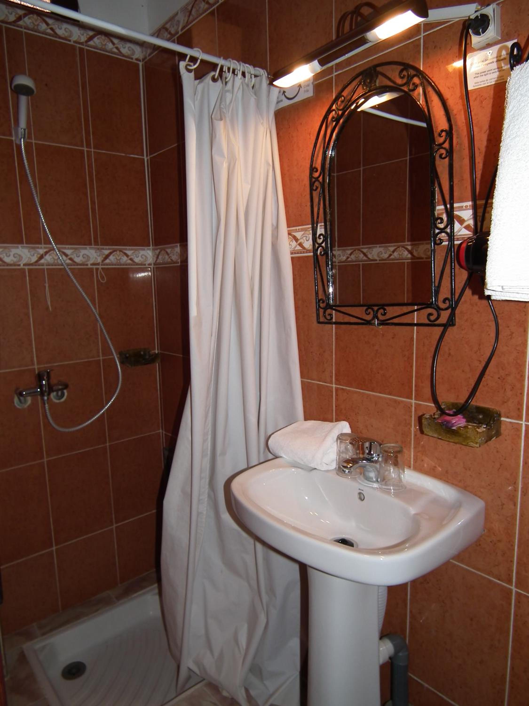 Standard Triple Room - Photo 8
