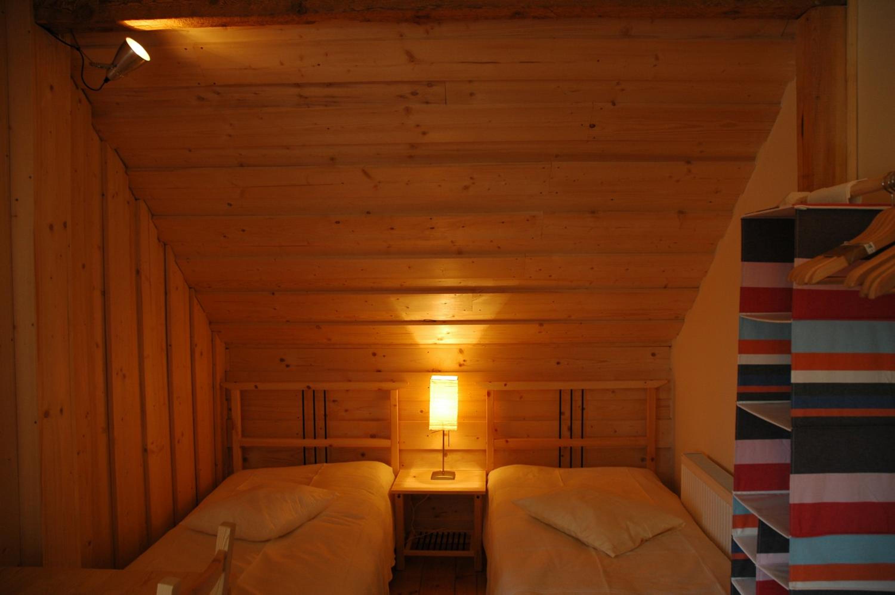 Quadruple Room with Bathroom - Photo 9