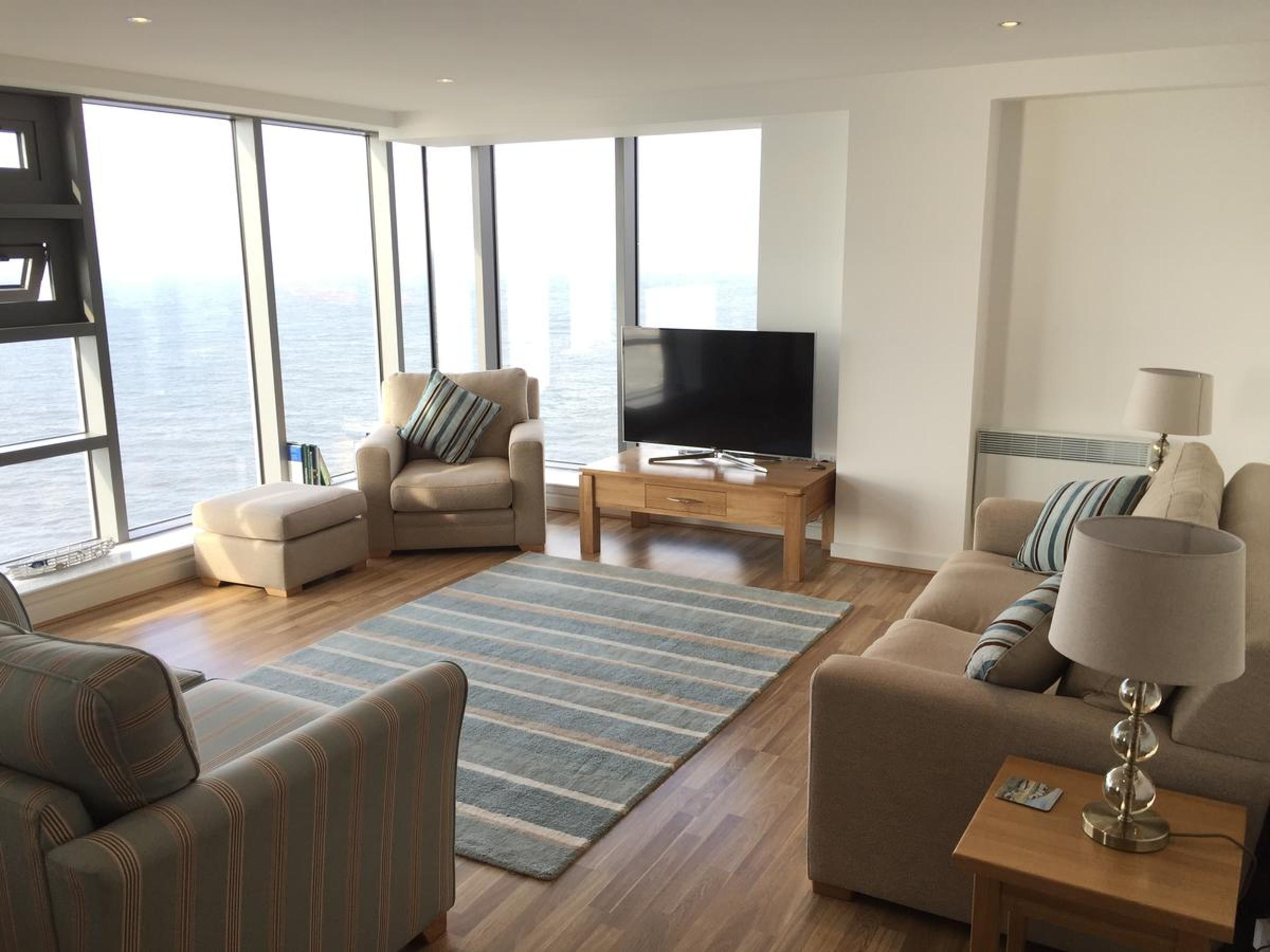 Luxury Apartment with Sea View and Balcony - Photo 9