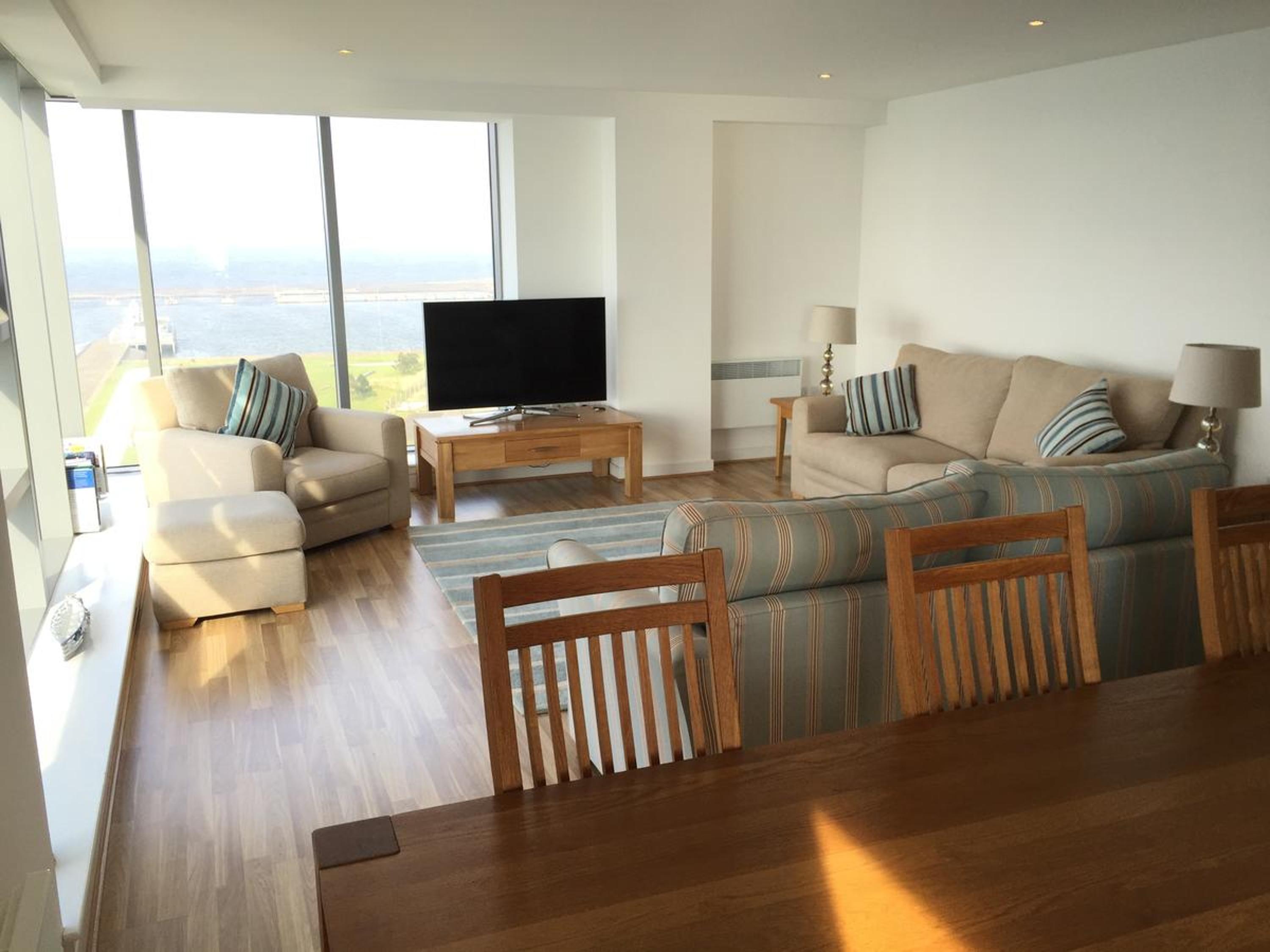 Luxury Apartment with Sea View and Balcony - Photo 16