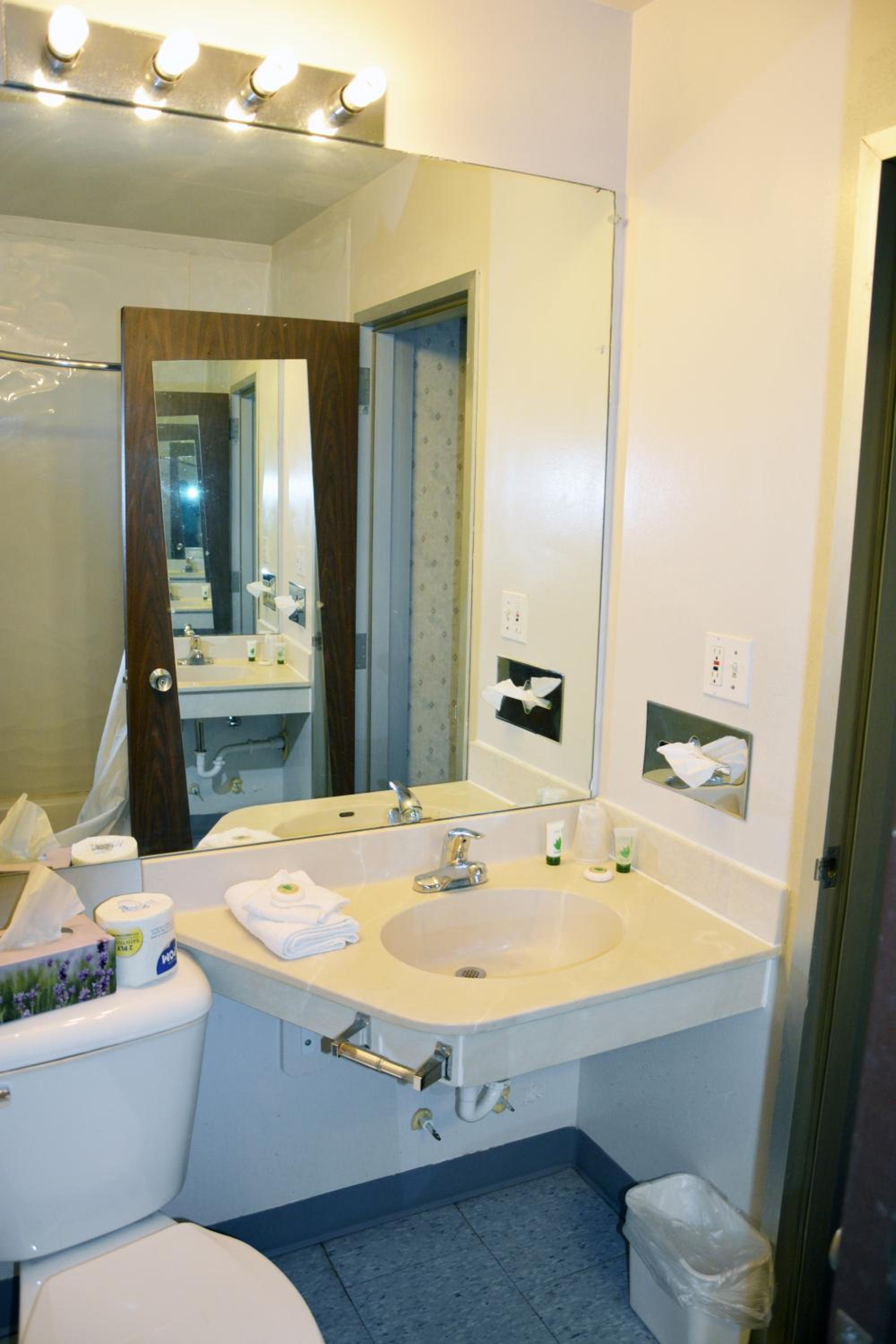 King Room - Non-Smoking - Photo 5