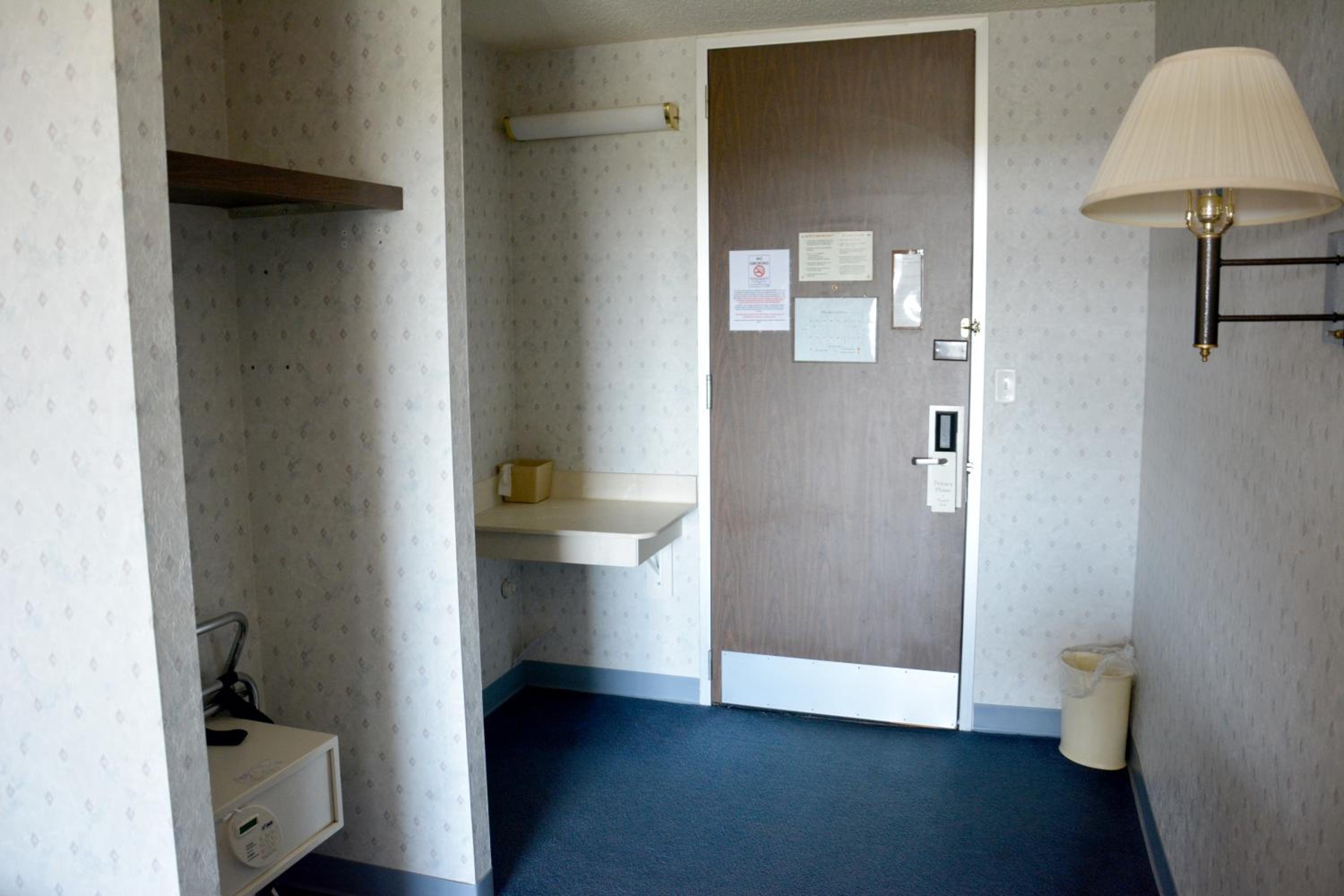 King Room - Non-Smoking - Photo 4