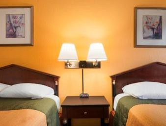 Deluxe Queen Room with Two Queen Beds - Non-Smoking - Photo 2