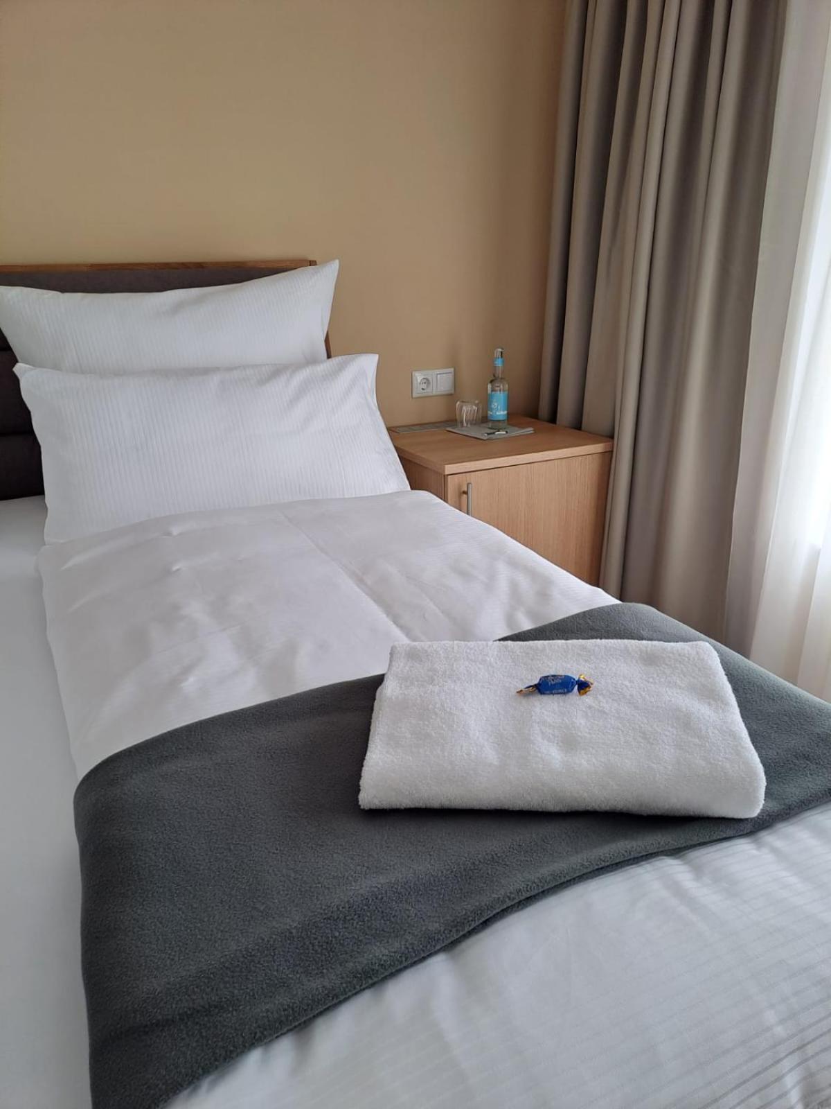 Single Room with Bathroom photo 2