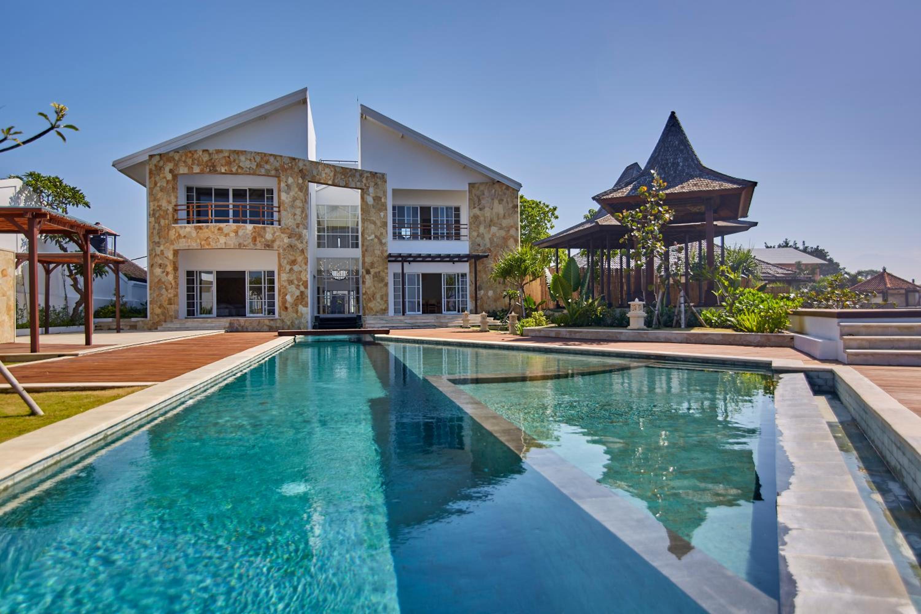 Villa - Beach Front - Photo 1