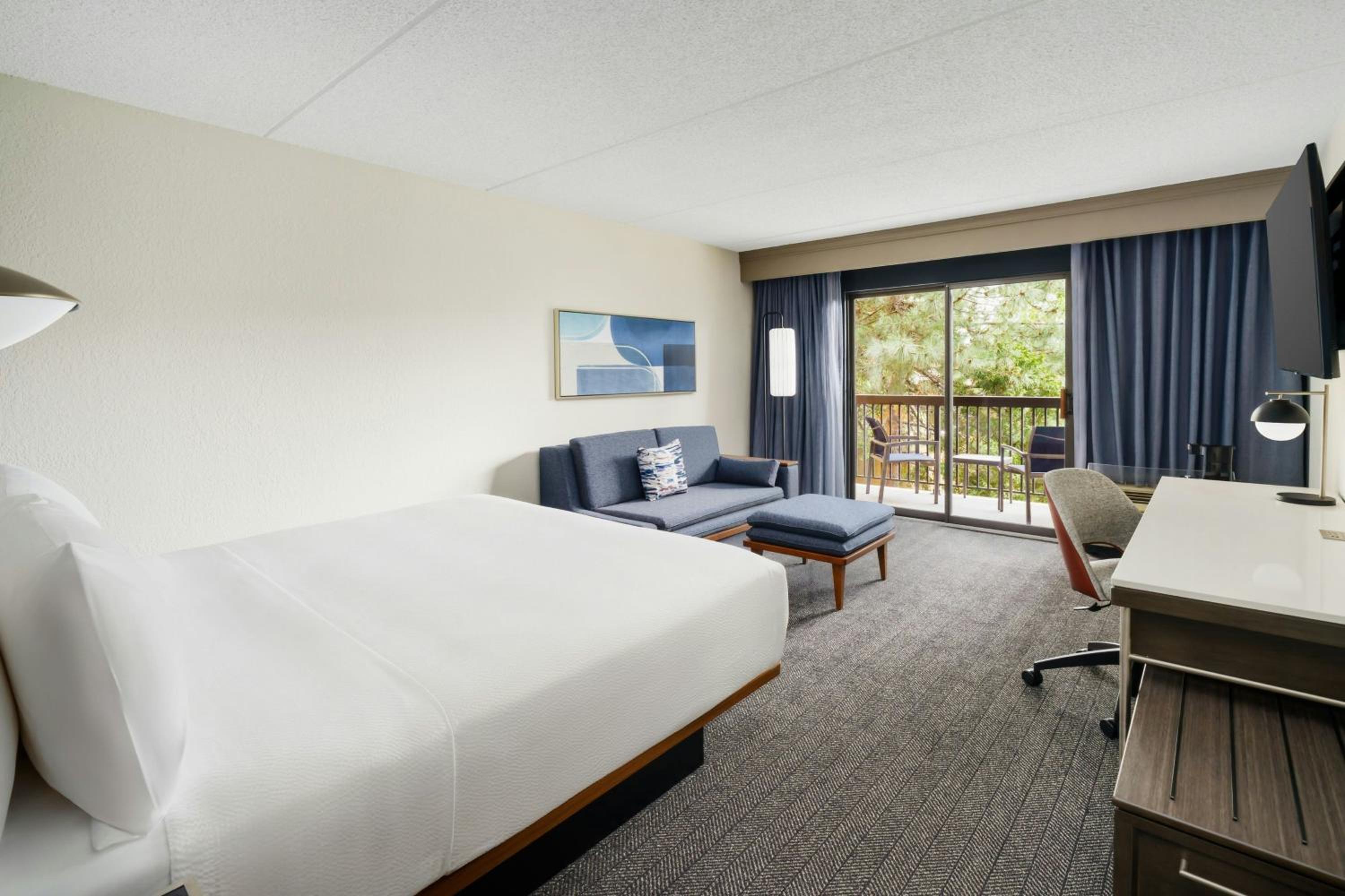 King Room with Balcony - Photo 3