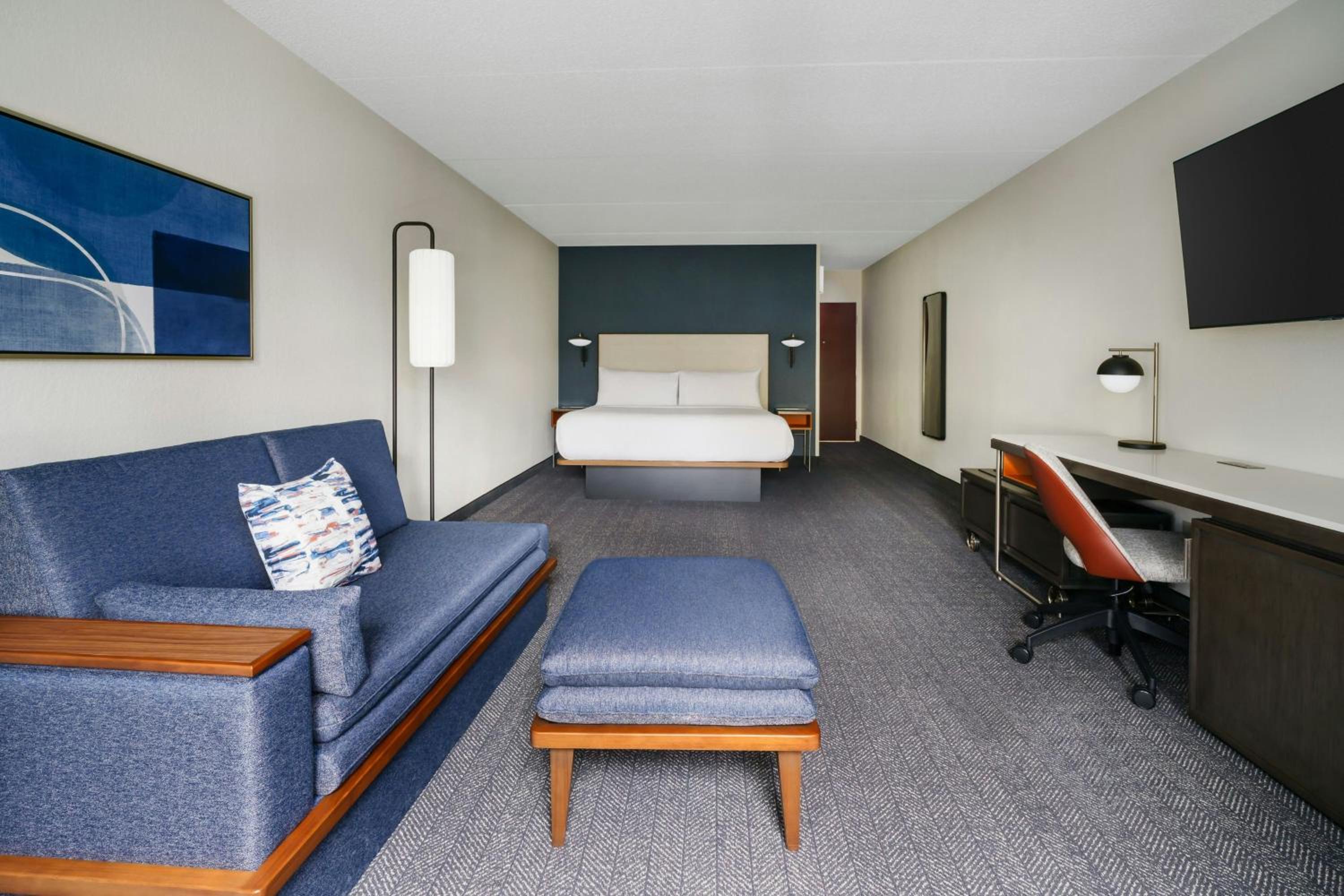 Large King Room with Sofa Bed - Hearing Accessible photo 2