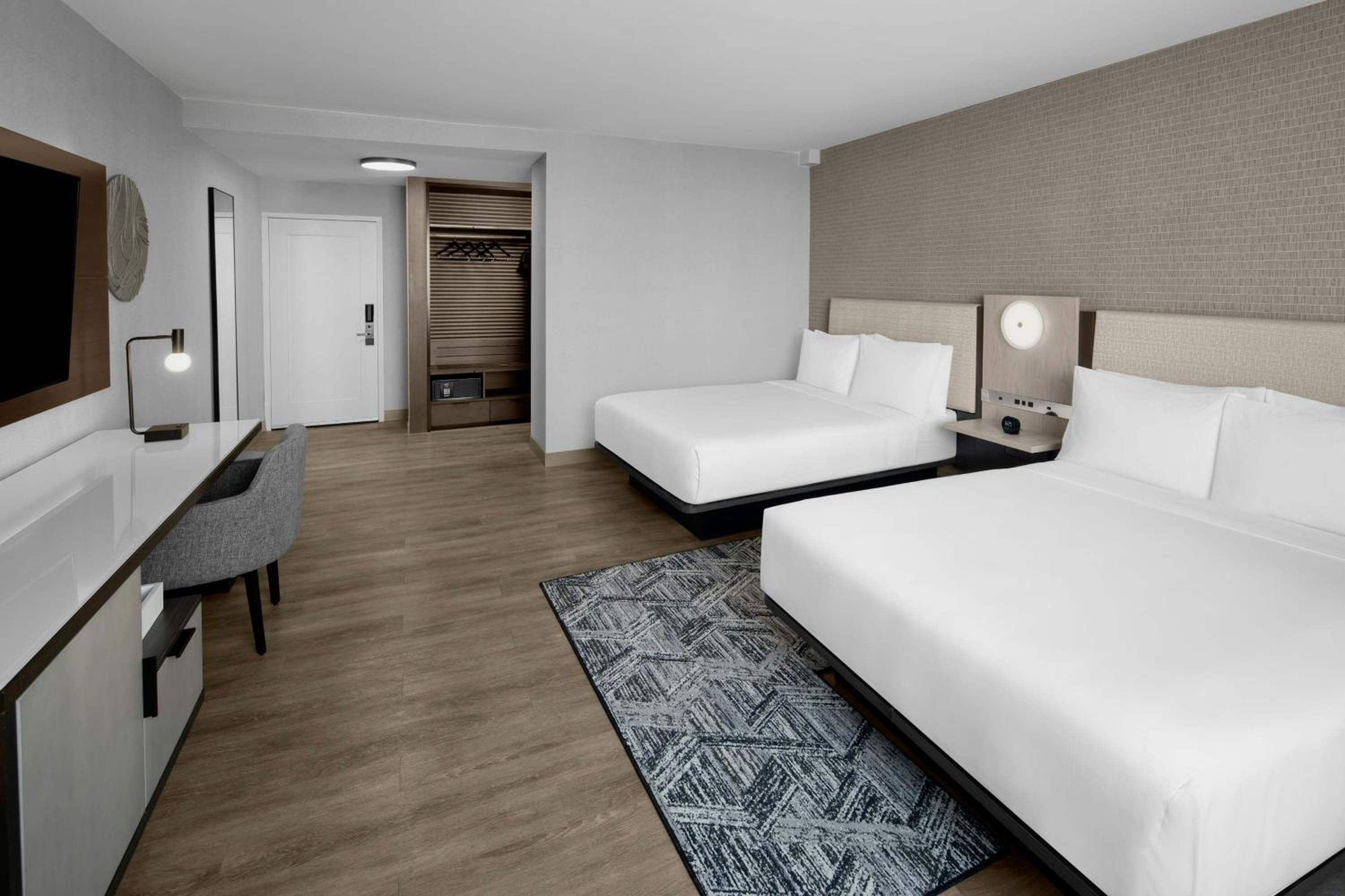Queen Room with two queen beds - high floor - Photo 2