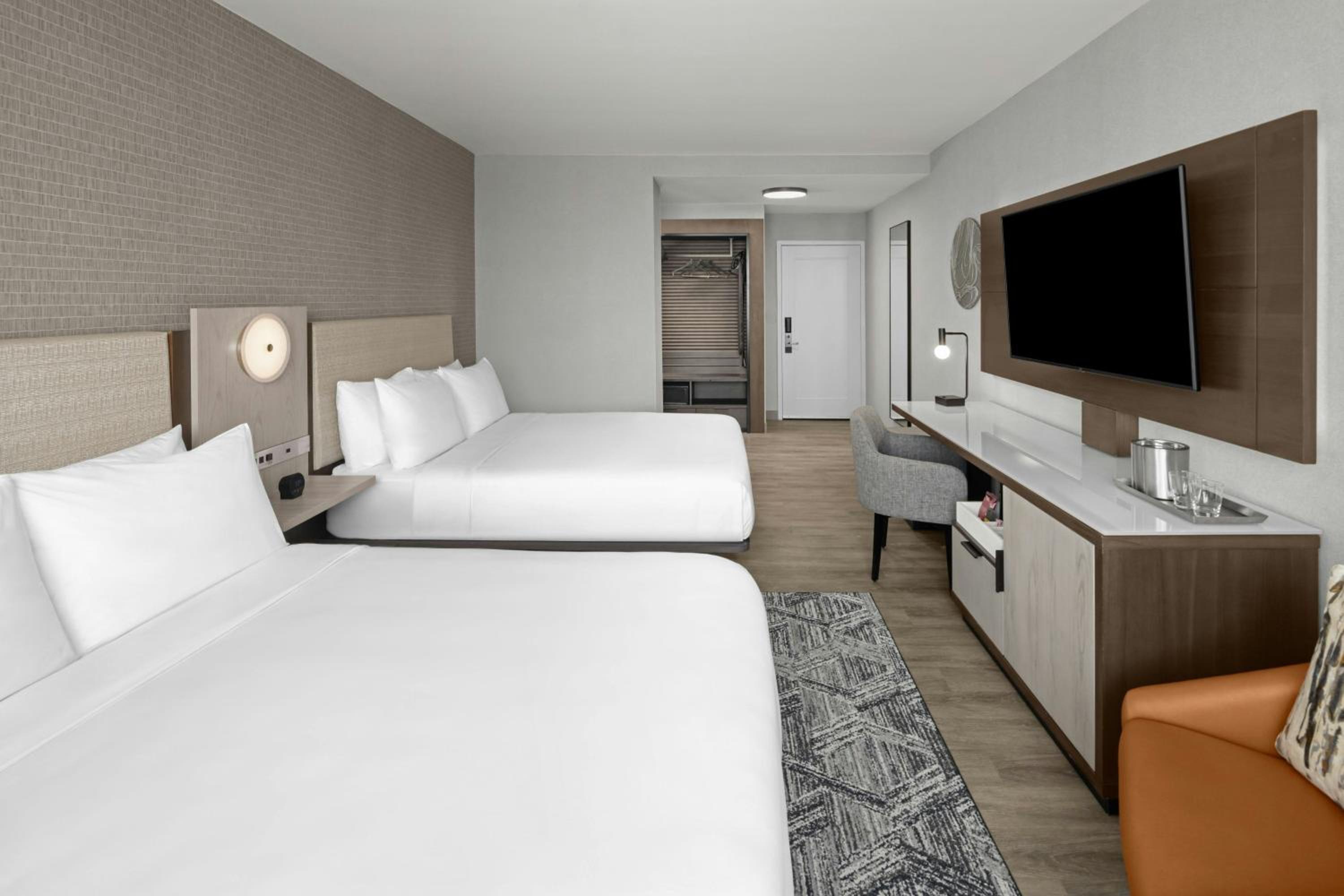 Queen Room with Two Queen Beds - Photo 4