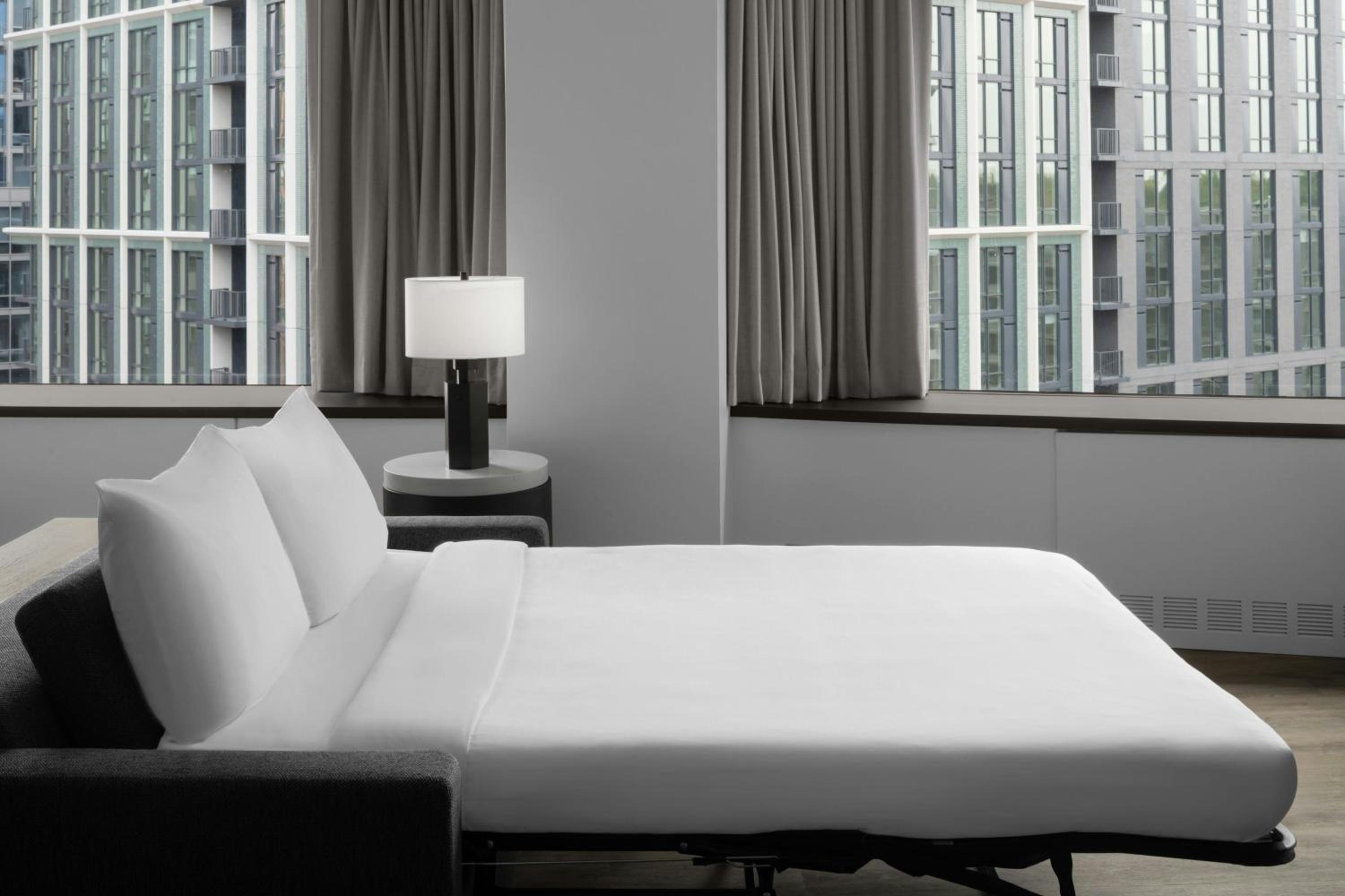Executive King Room with Sofa Bed - Photo 4