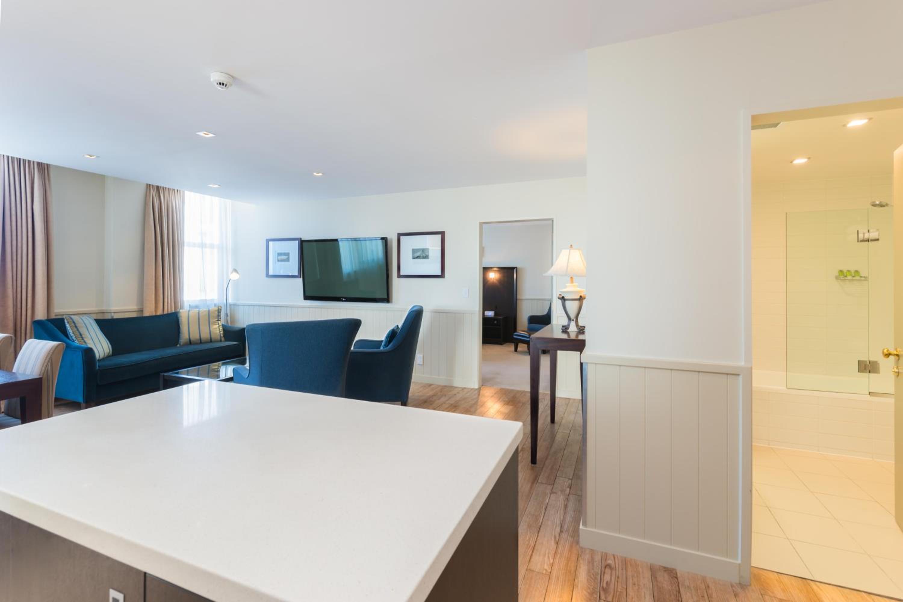 Executive Suite with Two King Beds - Photo 7