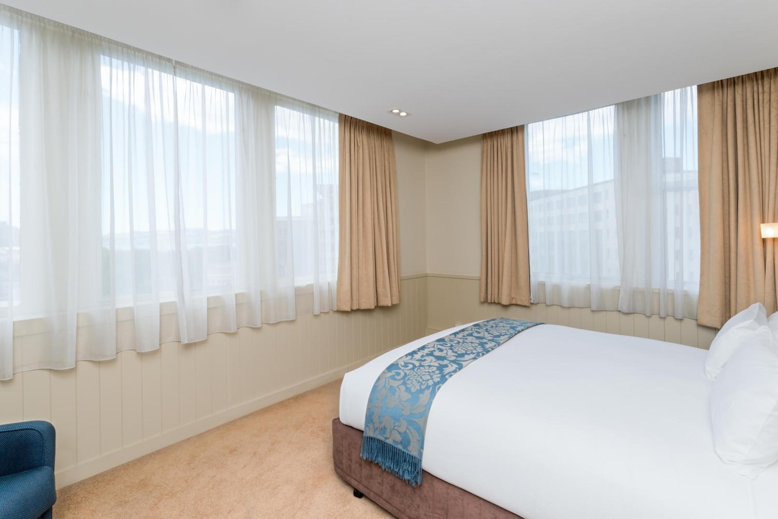 Executive Suite with Two King Beds - Photo 3