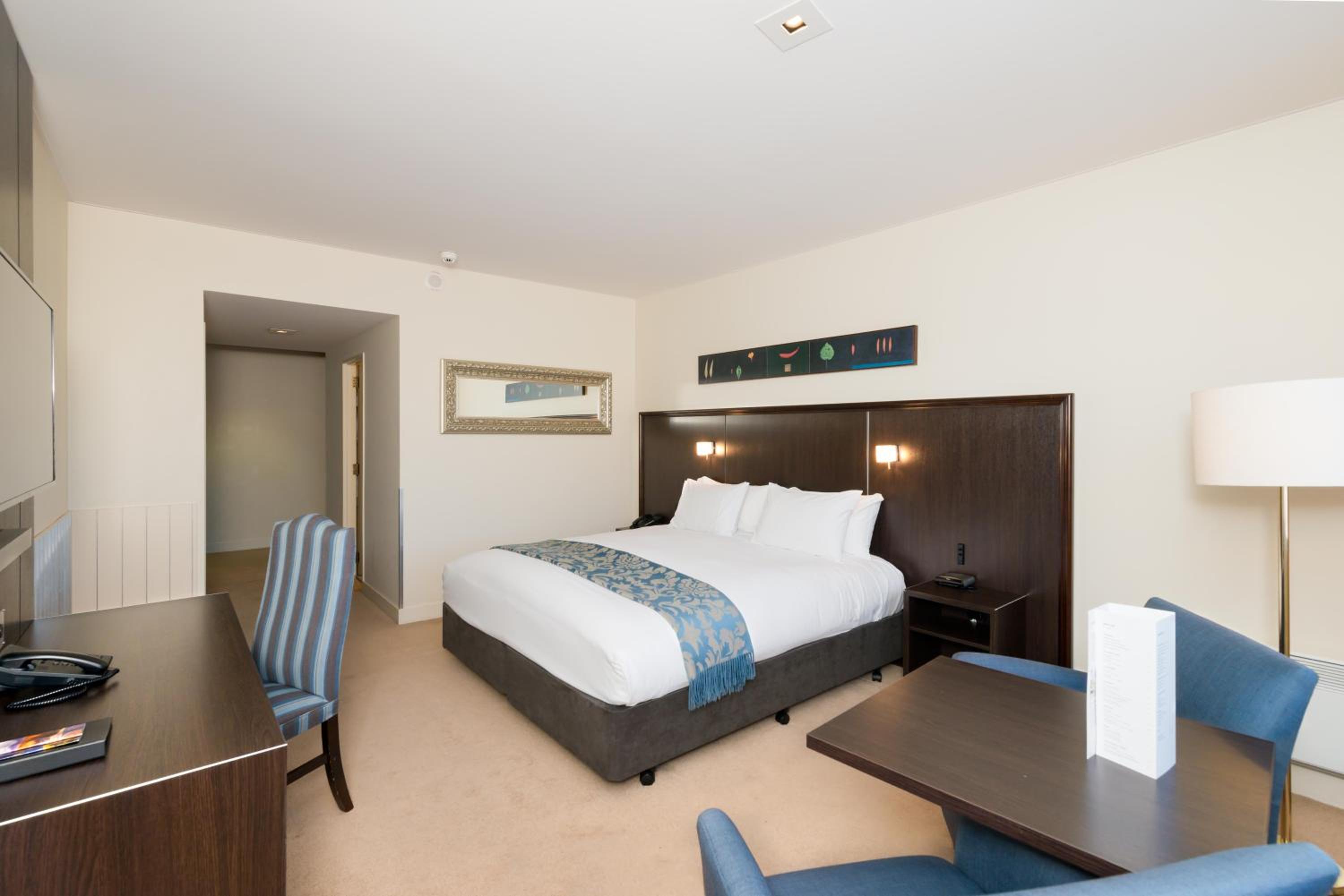 Executive Suite with Two King Beds - Photo 4