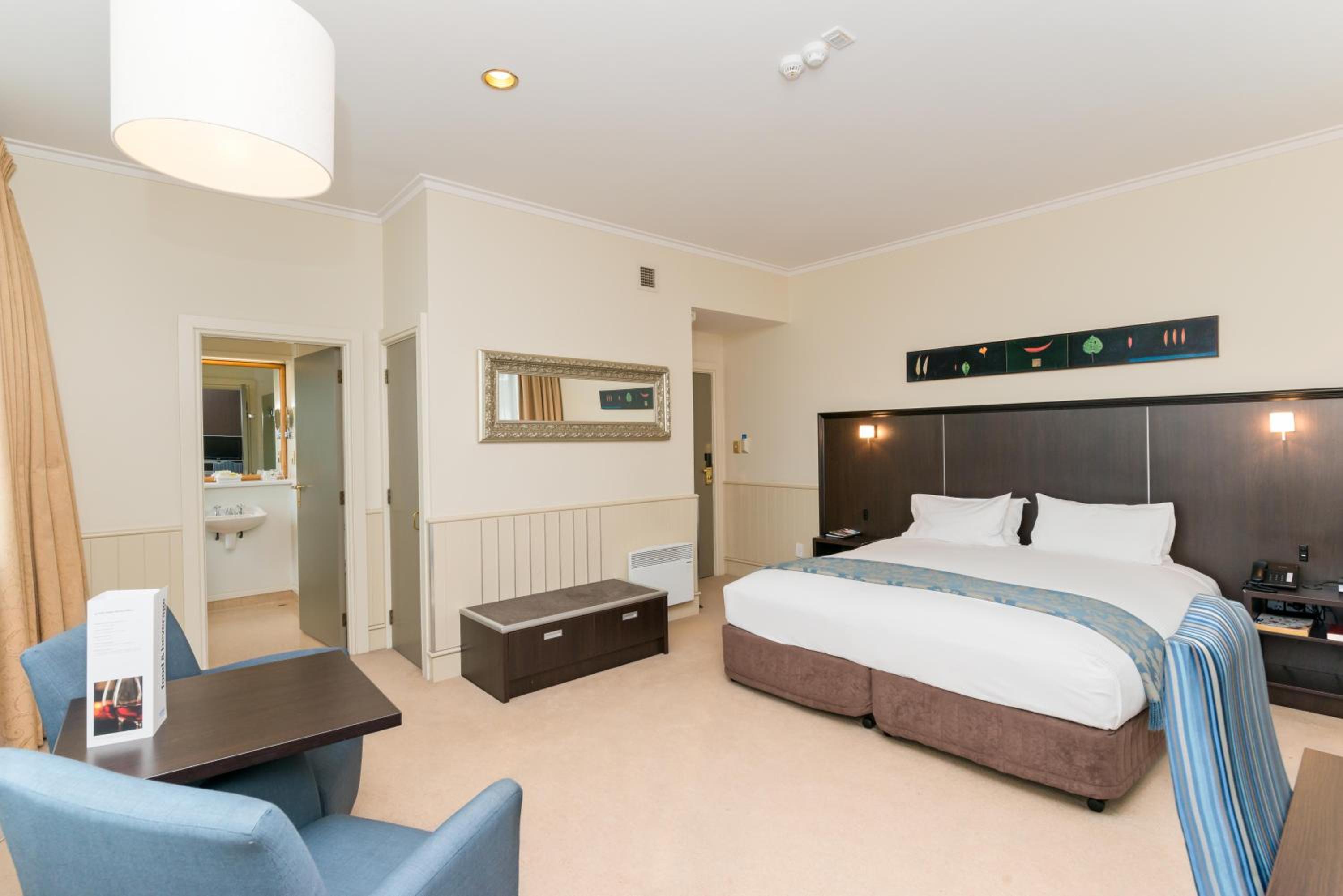 Superior King Room - Photo 4