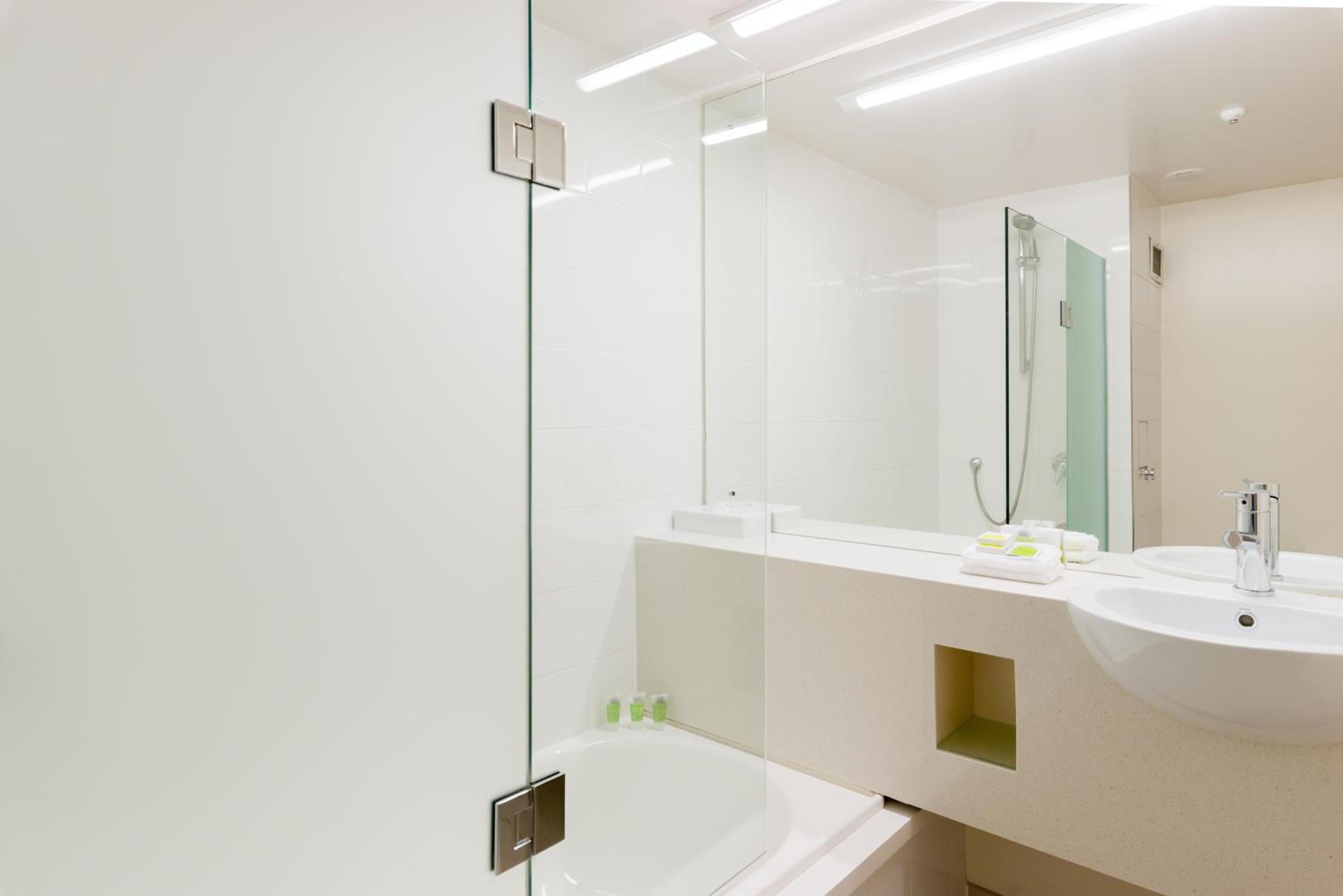 Superior Twin Room with Two Double Beds - Photo 6