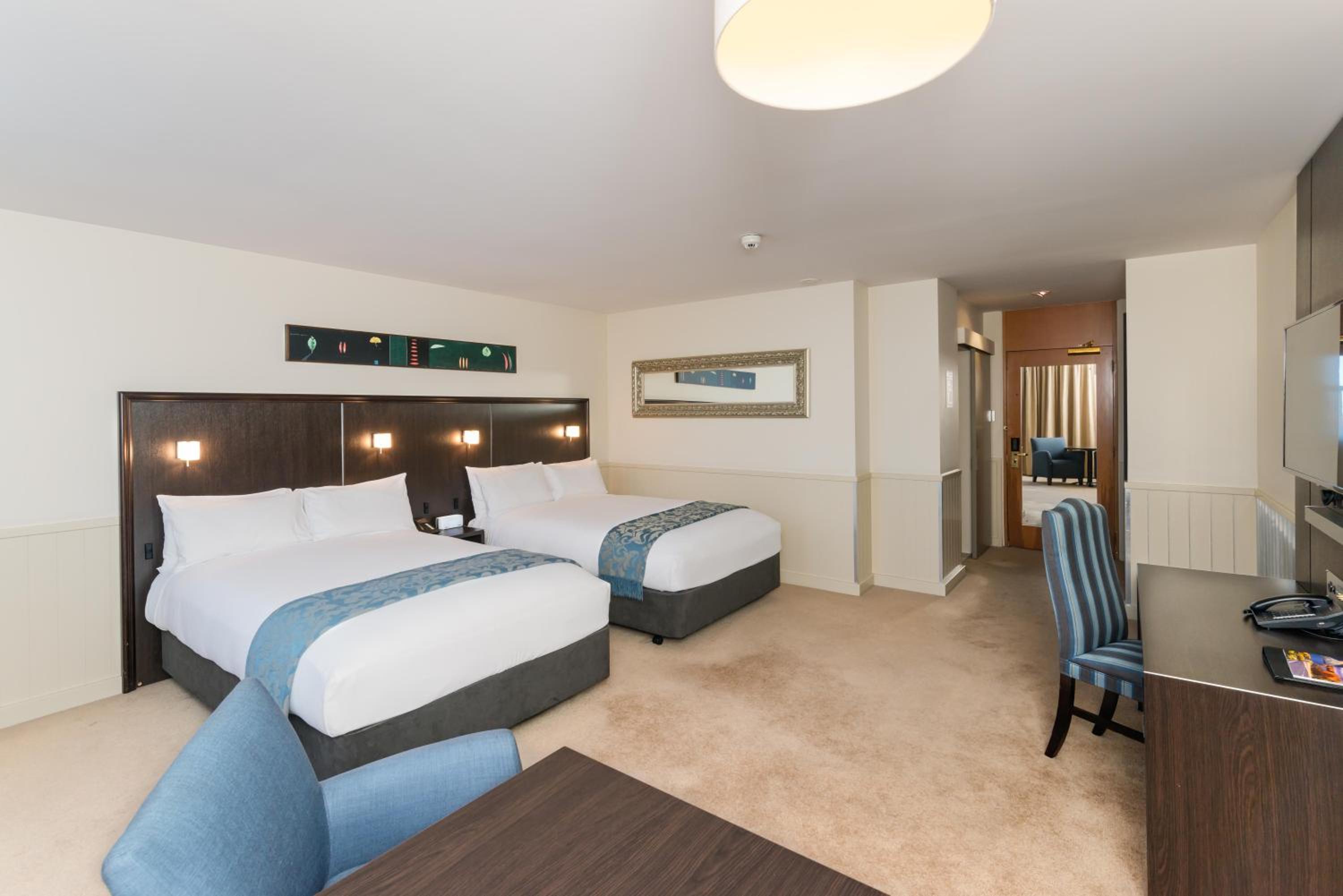 Superior Twin Room with Two Double Beds - Photo 4
