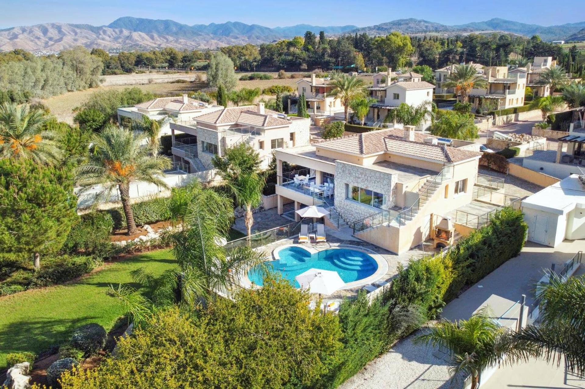 Villa photo 2