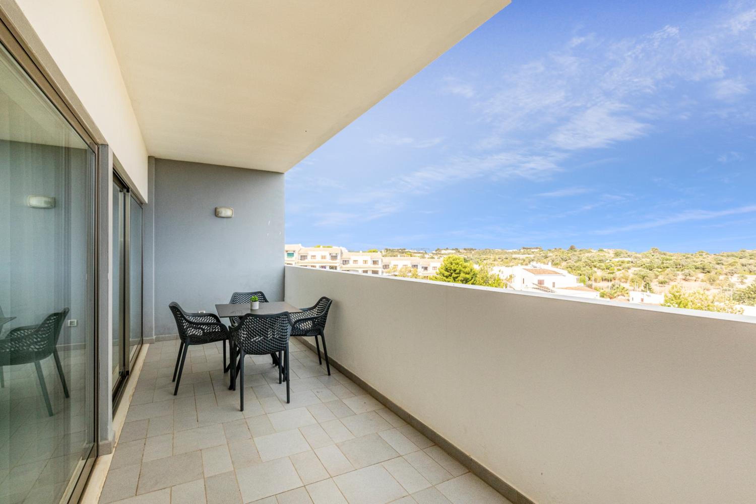 Studio with Pool View - Photo 6
