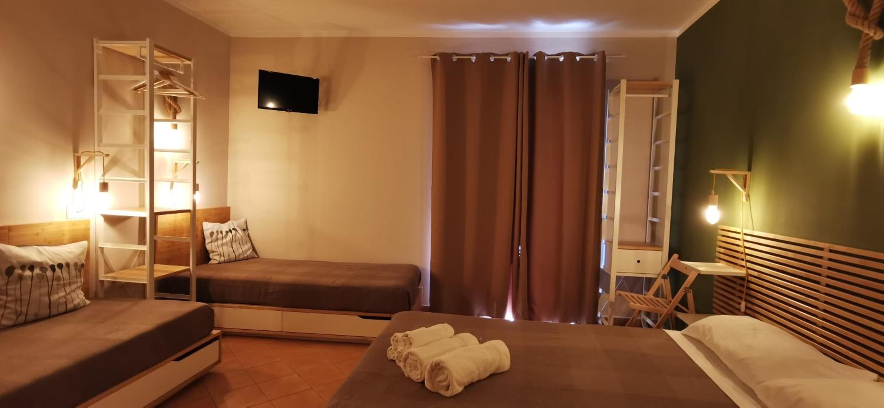 Quadruple Room with Balcony - Photo 3