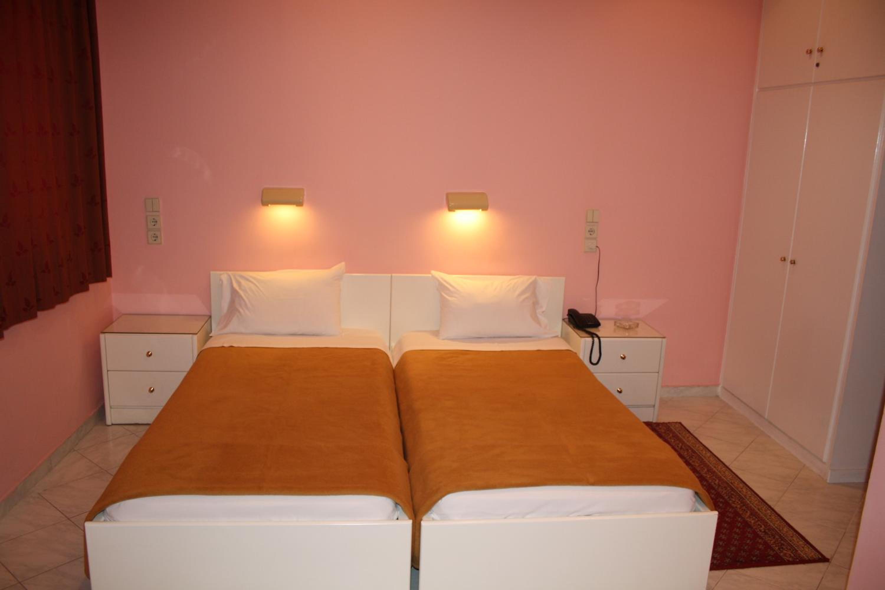 Standard Triple Room with City View - Photo 3