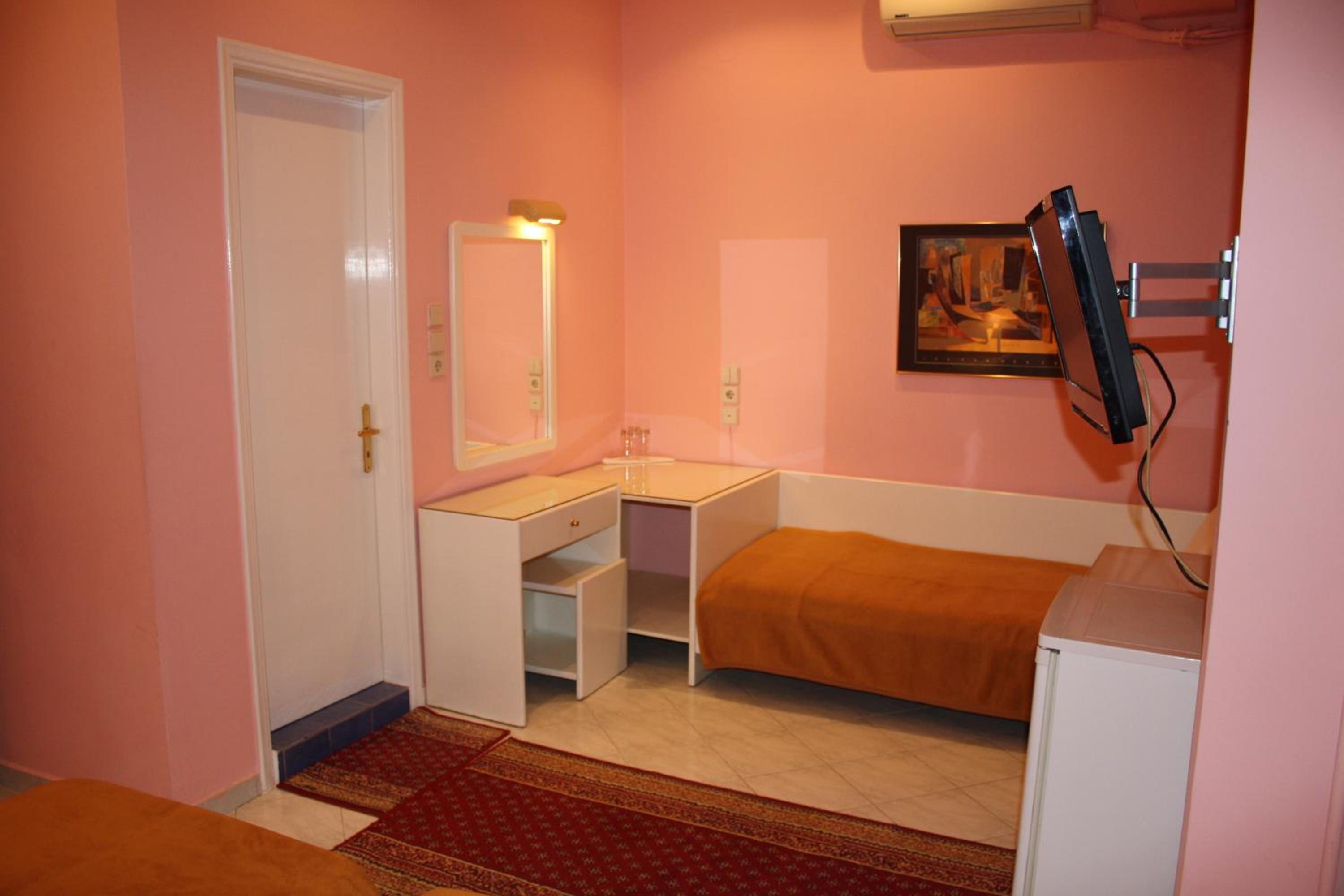 Standard Triple Room with City View - Photo 4