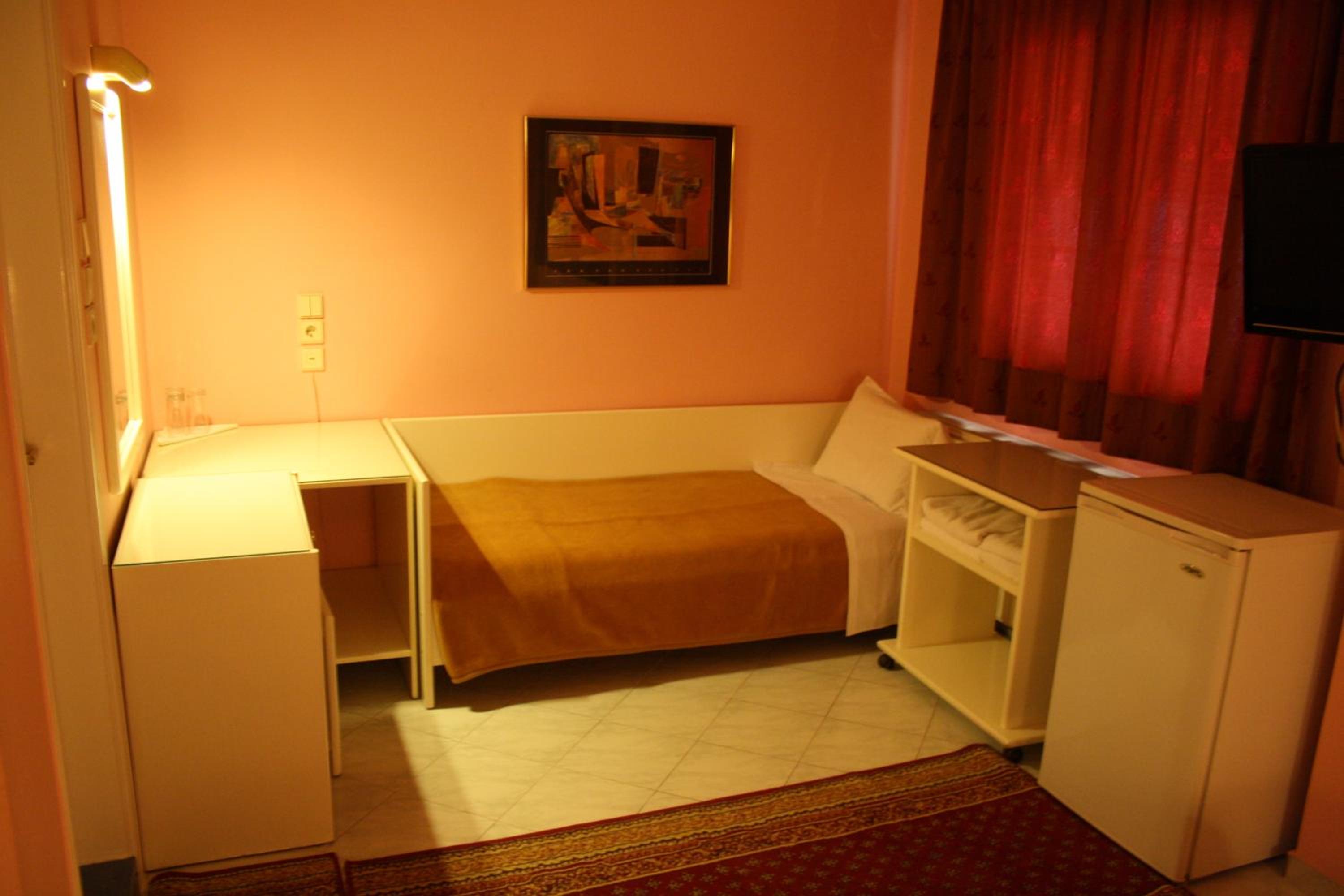 Standard Triple Room with City View - Photo 2