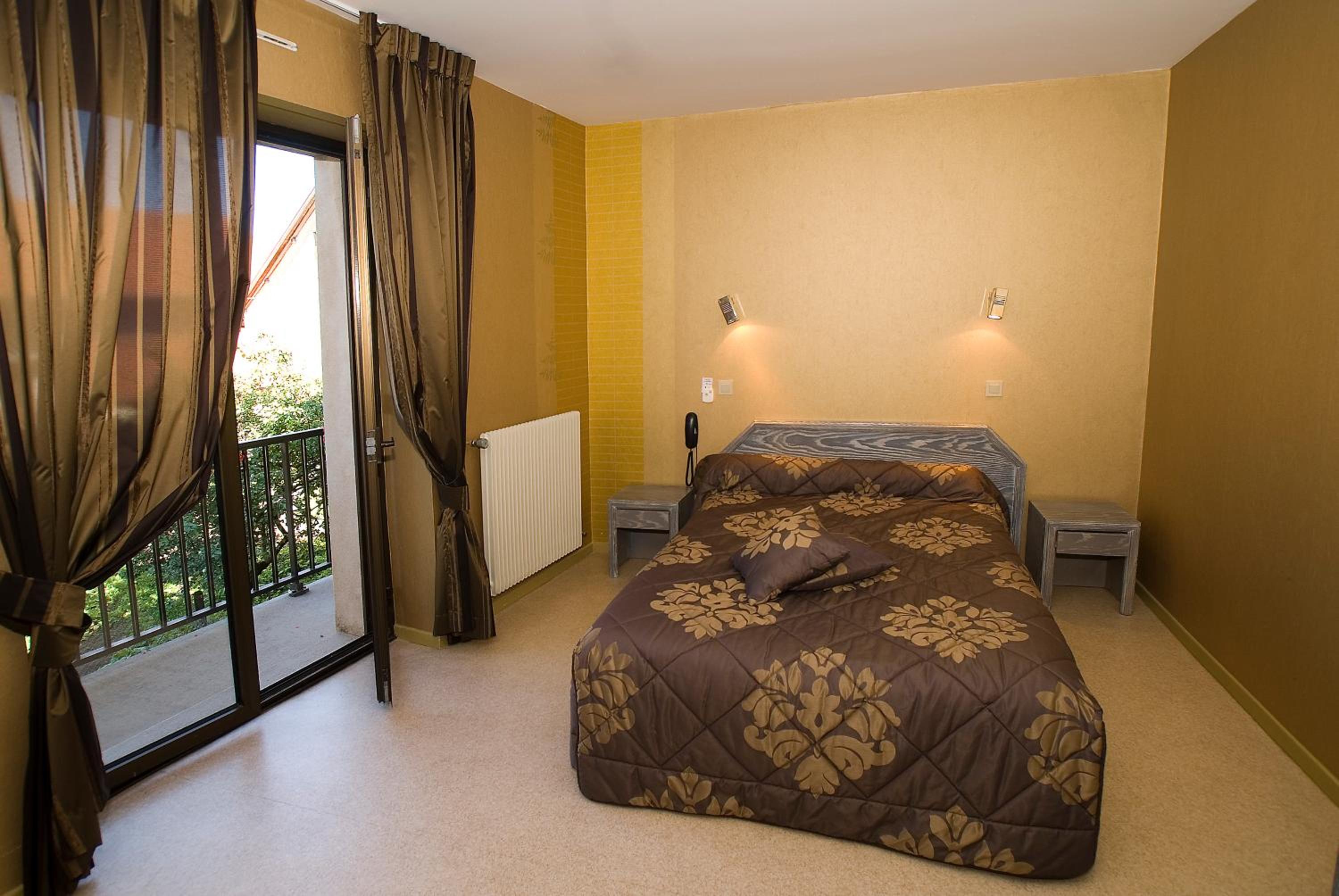 Queen Room with Balcony photo 1