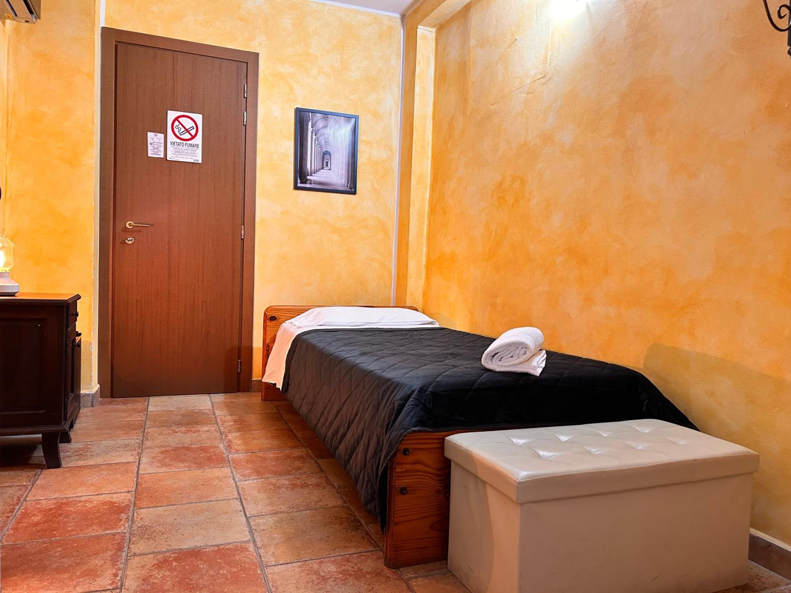 Single Room with Bathroom photo 2
