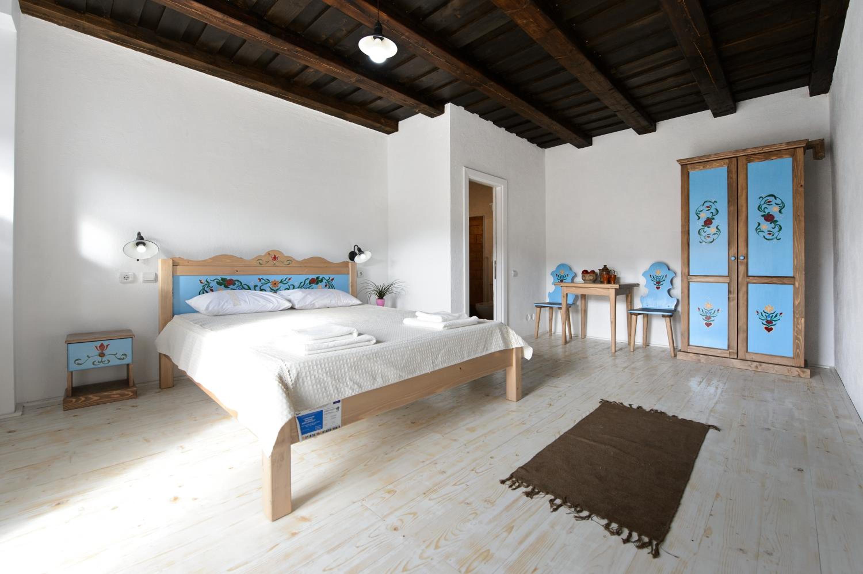 Five-Bedroom House photo 3