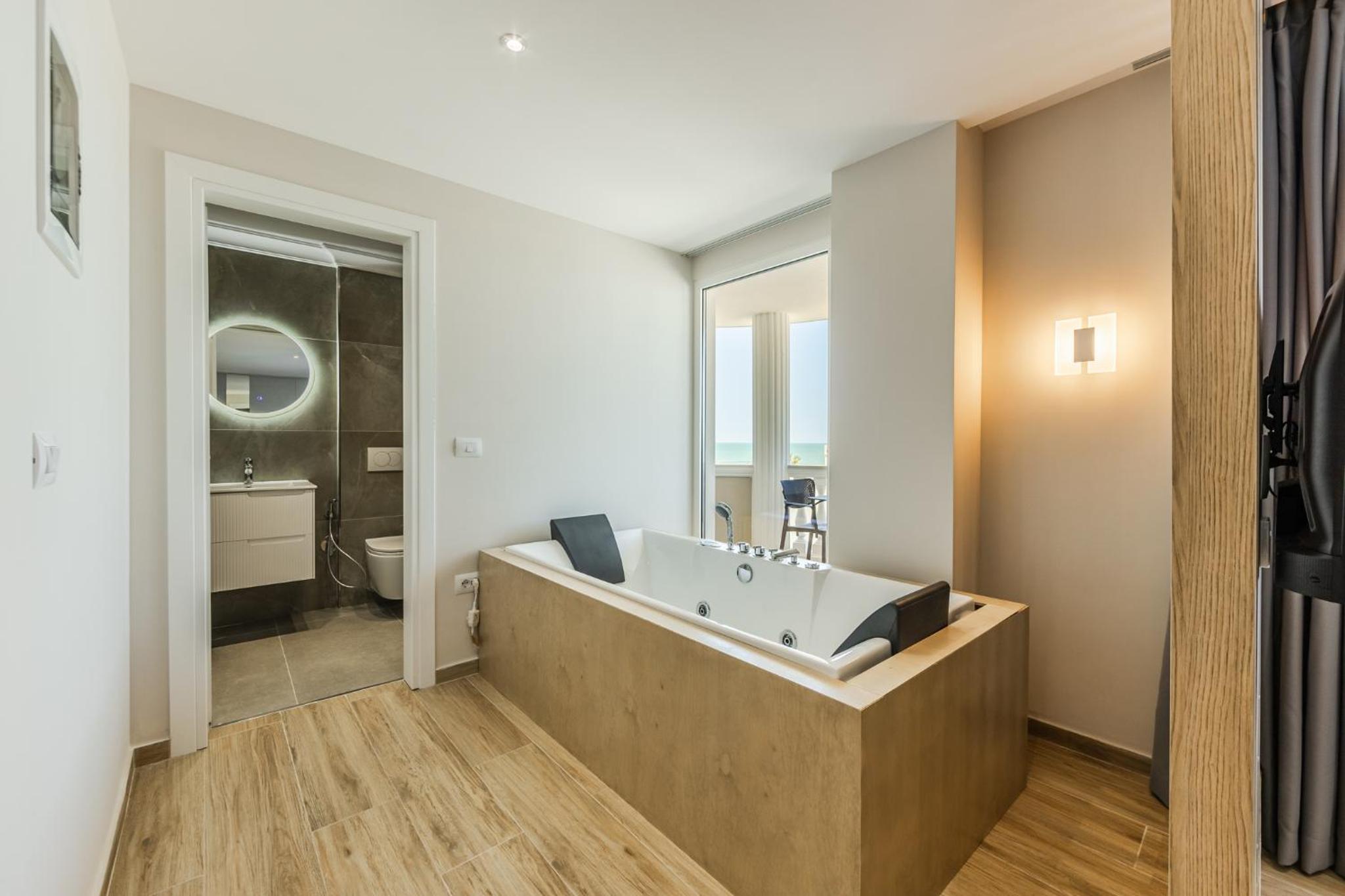 Suite with Hot Tub photo 3